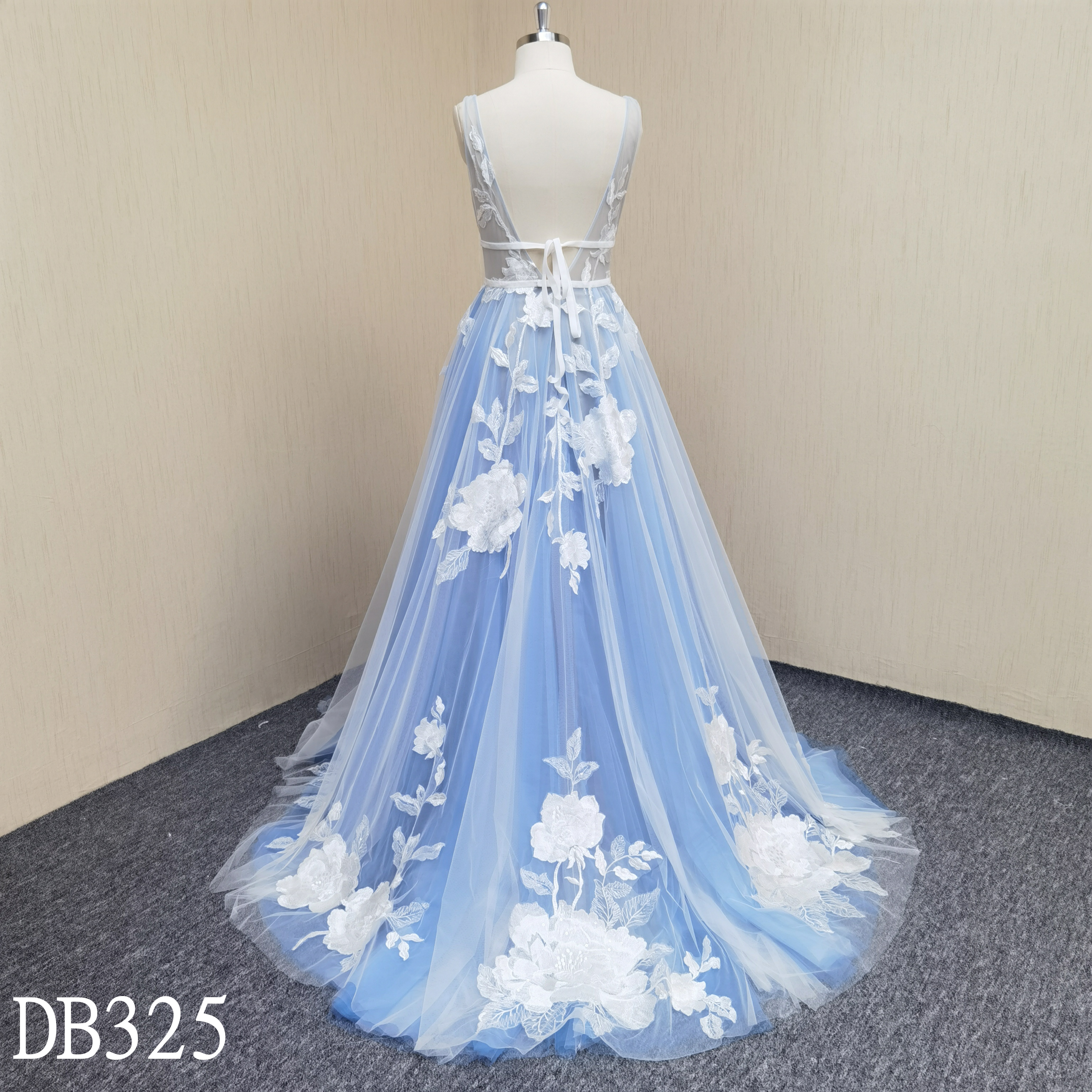DB325 A-line Tulle Wedding Dress V-Neckline made in Guangdong