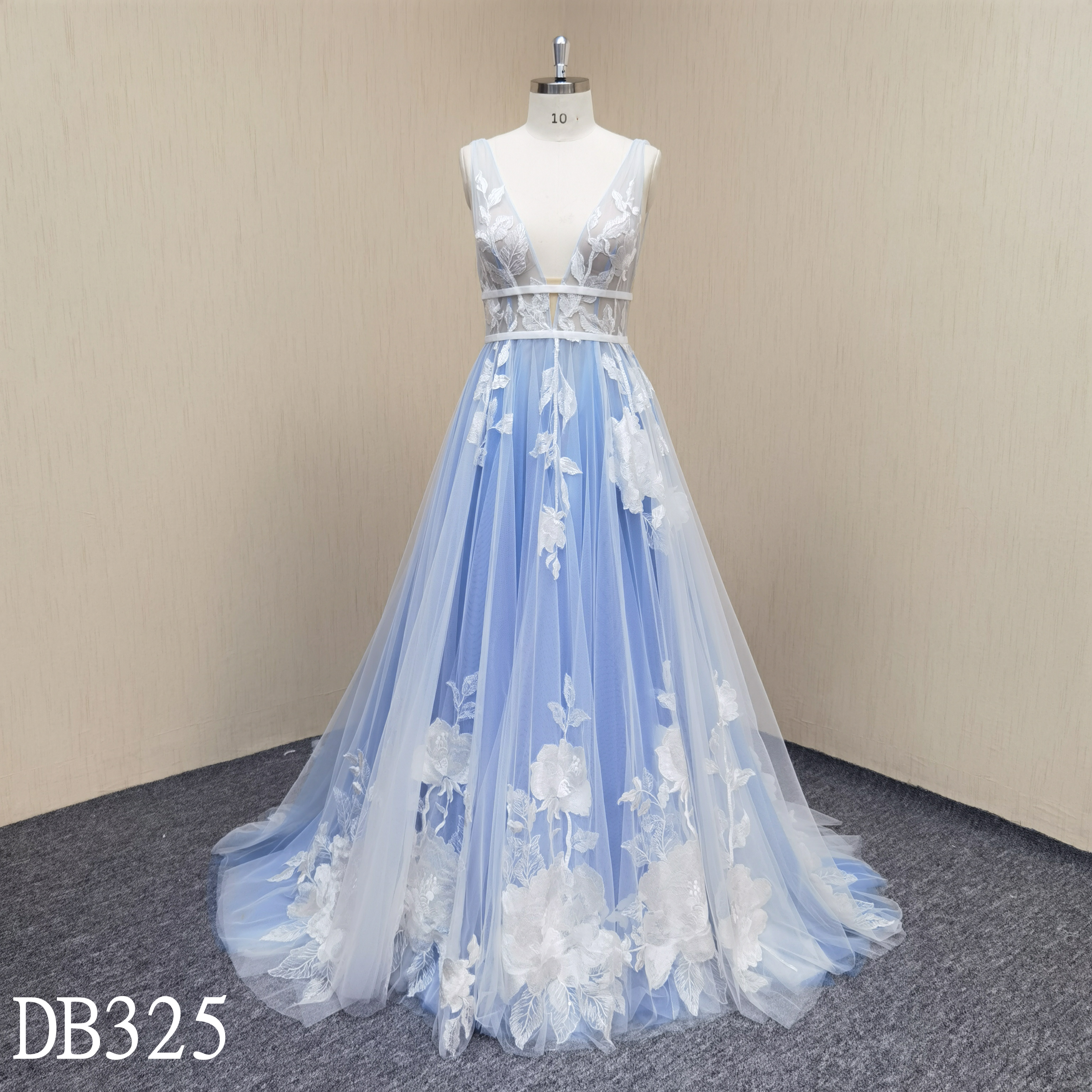 DB325 A-line Tulle Wedding Dress V-Neckline made in Guangdong