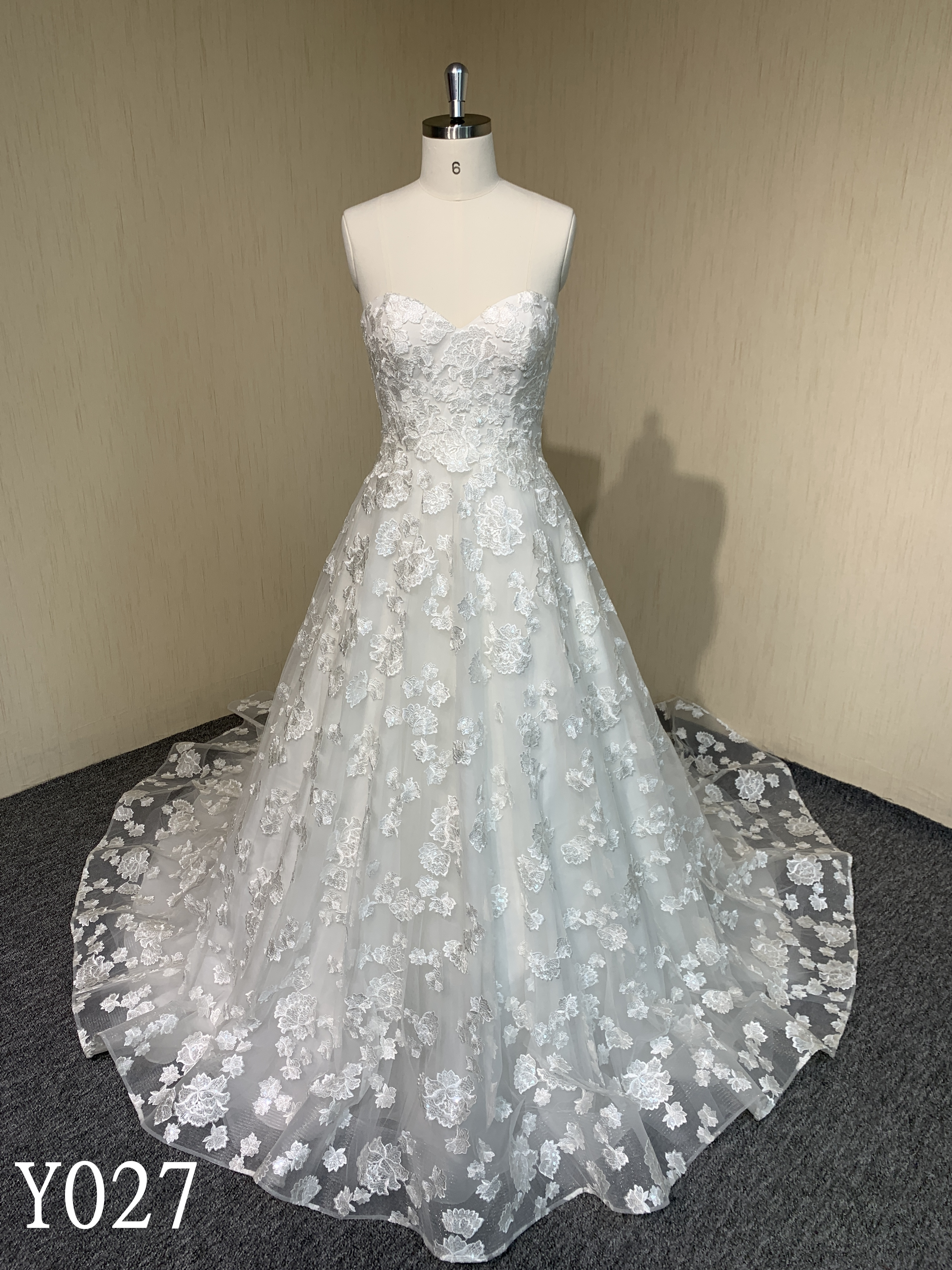 Y027 A-line Lace Applique Sweetheart Strapless Wedding Dresses