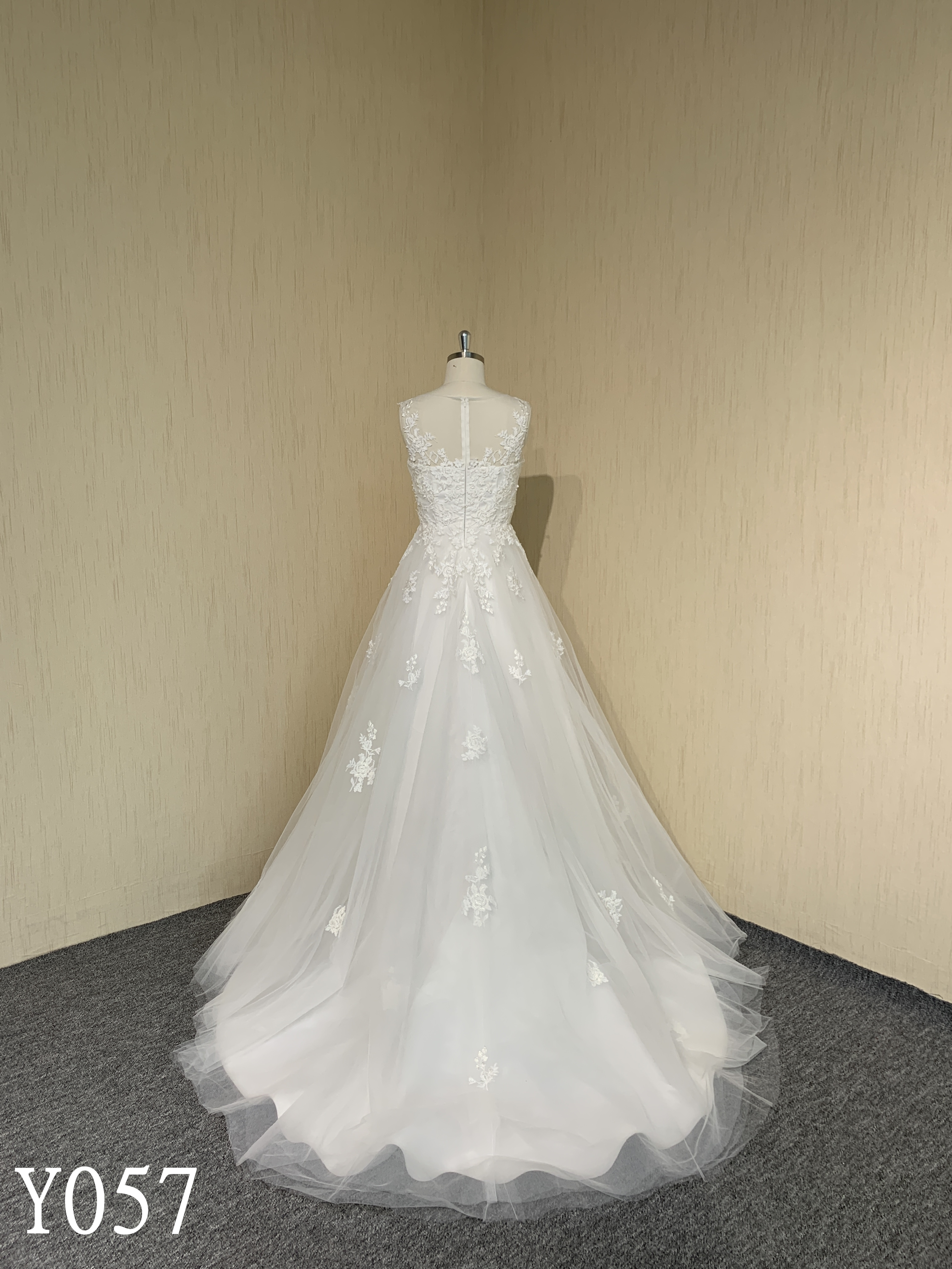 Y057 A-line strapless lace applique V-neck wedding dress