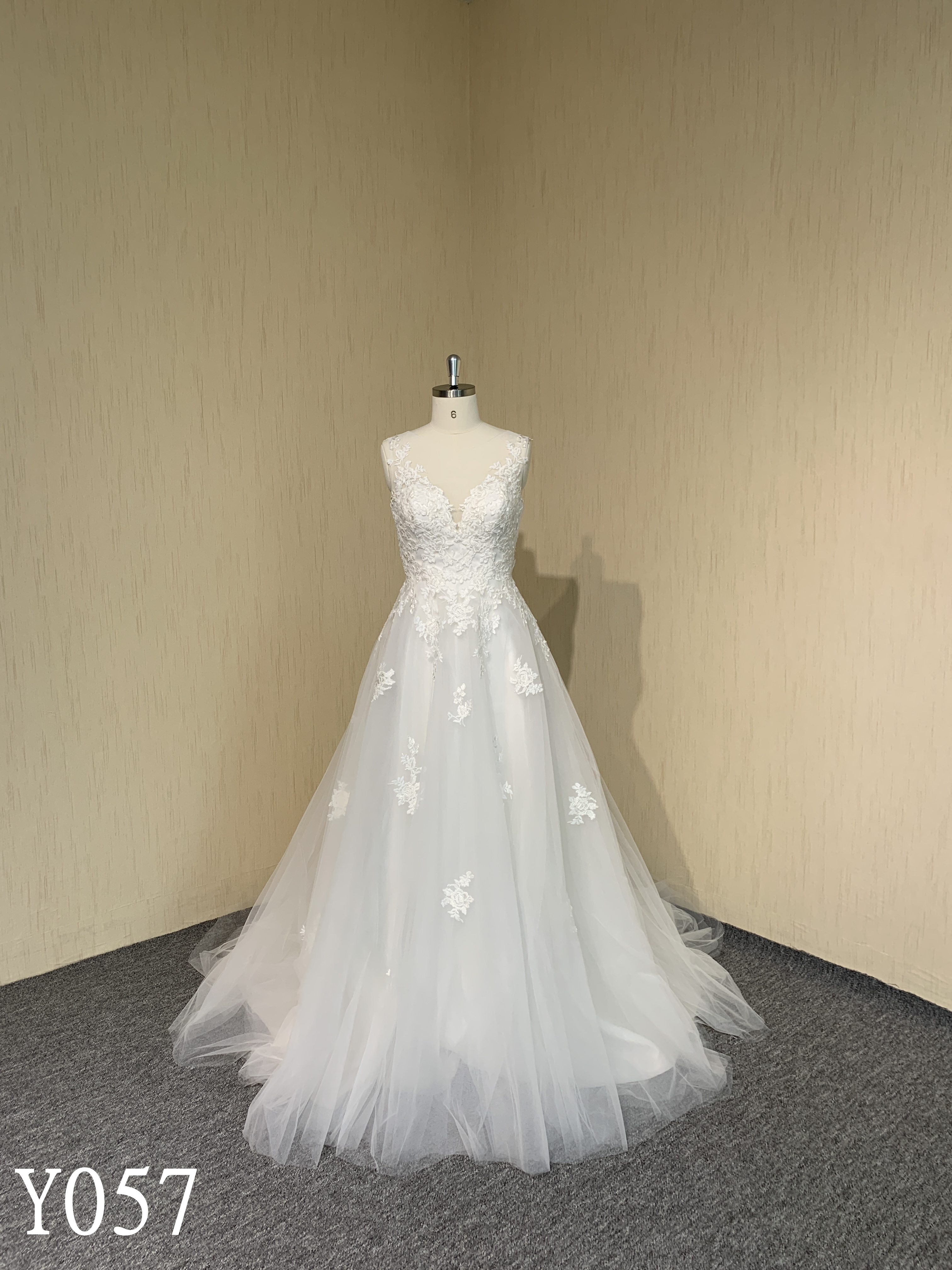 Y057 A-line strapless lace applique V-neck wedding dress