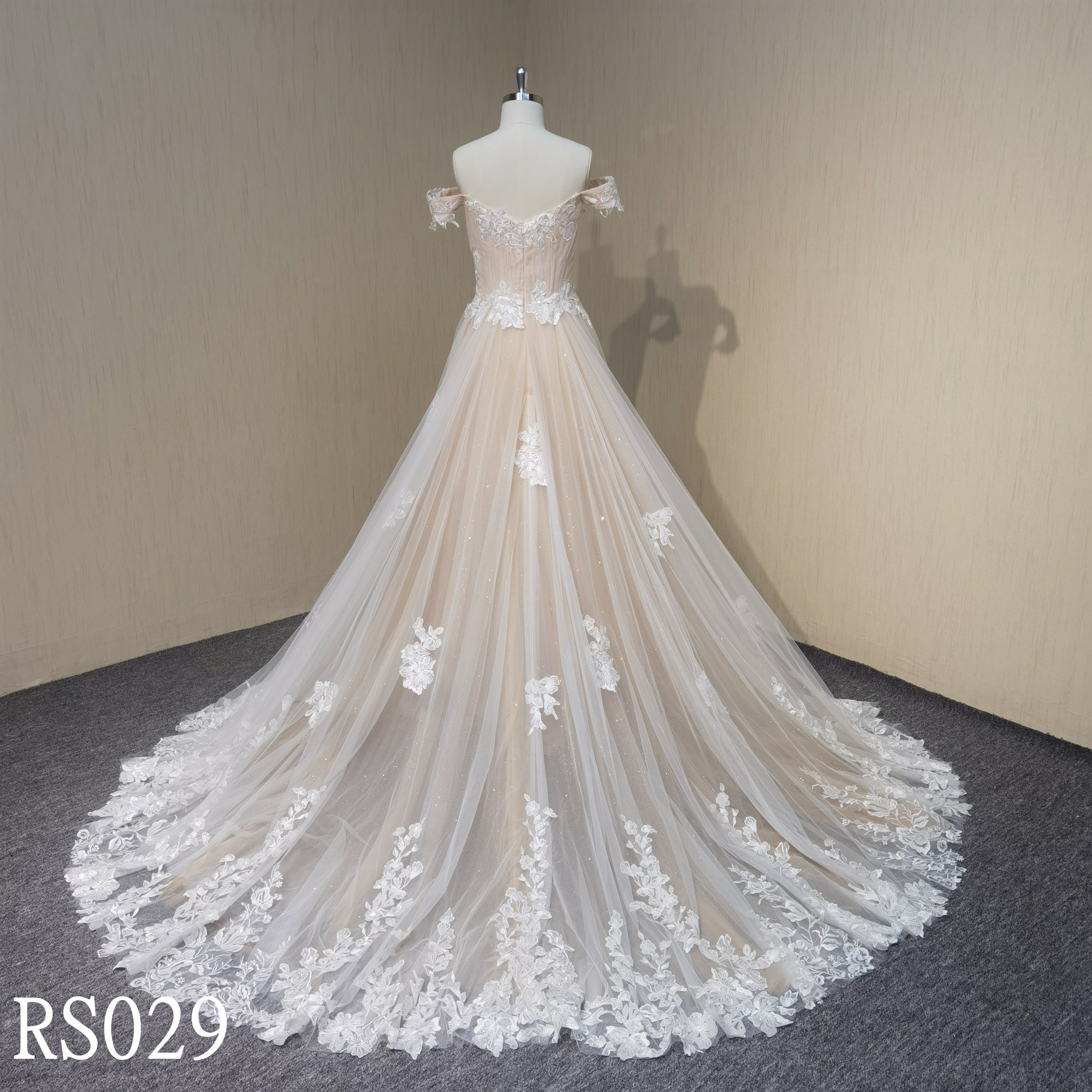RS029 Off shoulder A-Line Wedding Dress with Applique made in Guangdong Suppliers