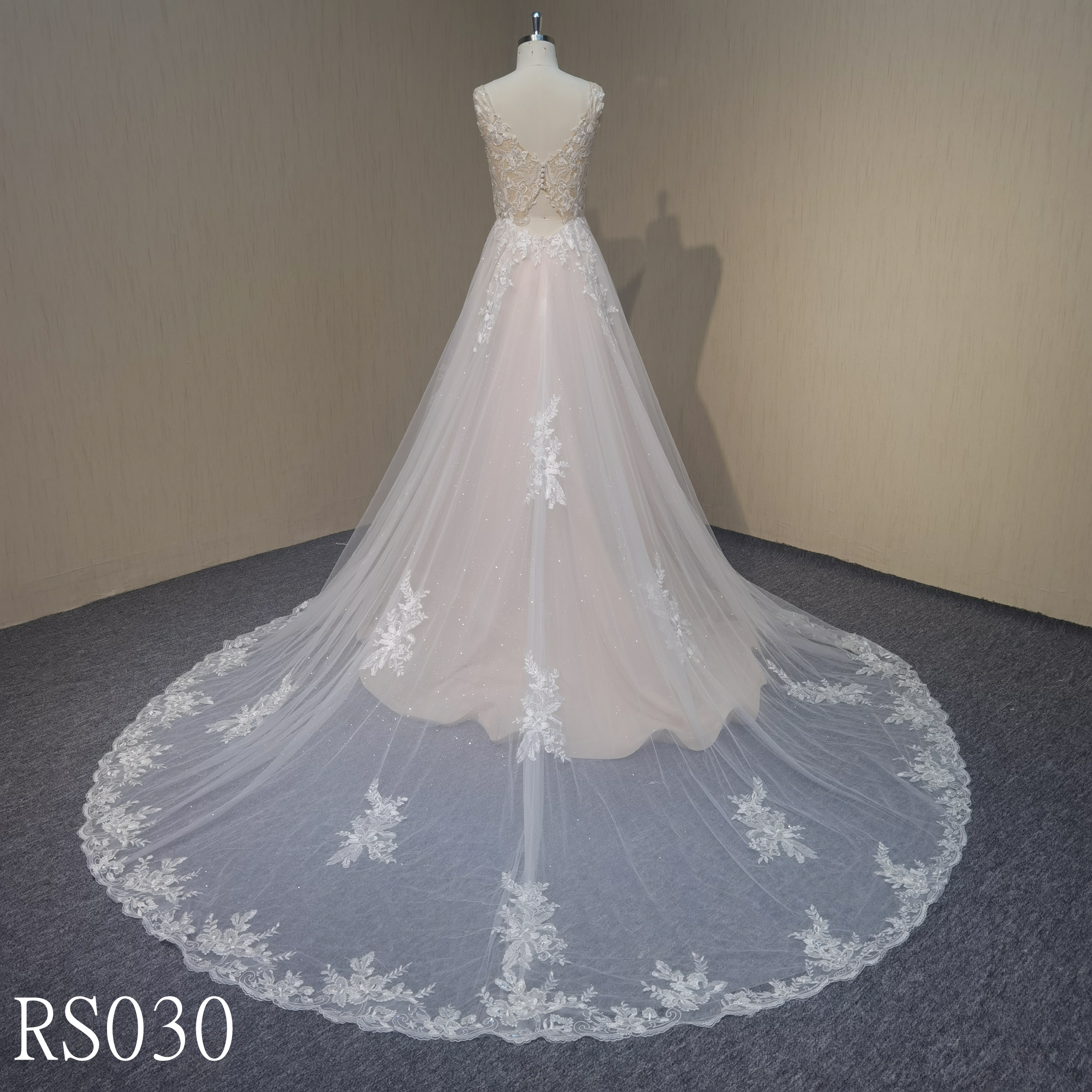 RS030 A-line wedding dress with applique made in Guangzhou supplier