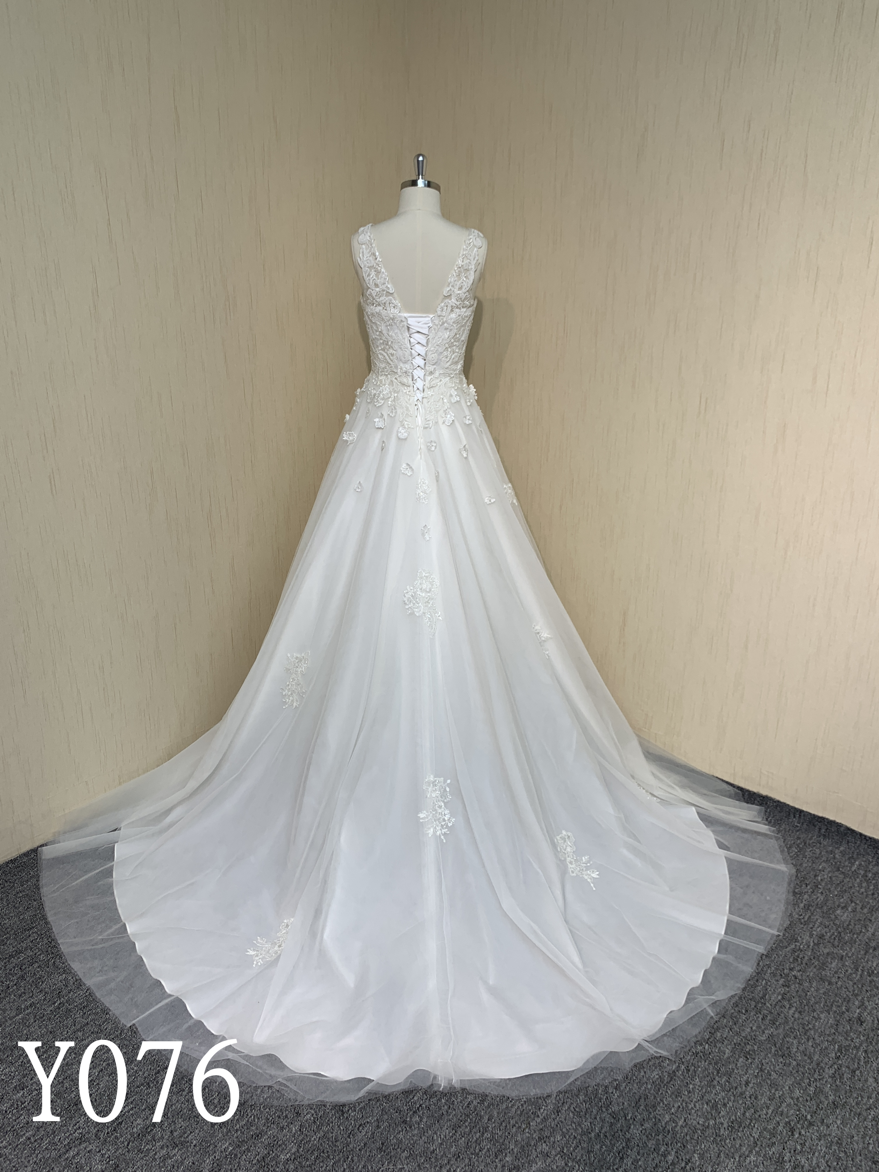 Y076 V-neck sleeveless A-line lace floral wedding dress