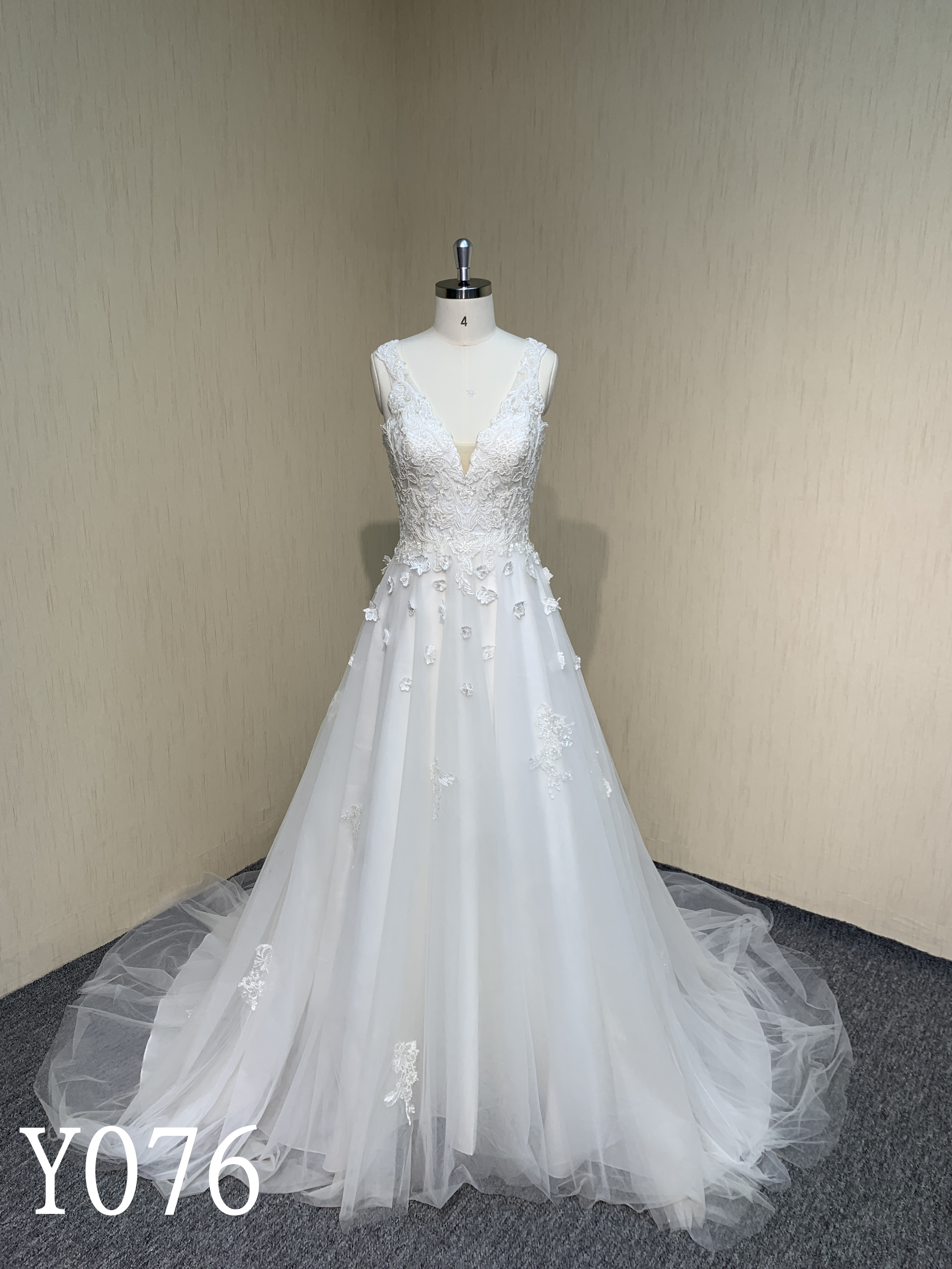Y076 V-neck sleeveless A-line lace floral wedding dress