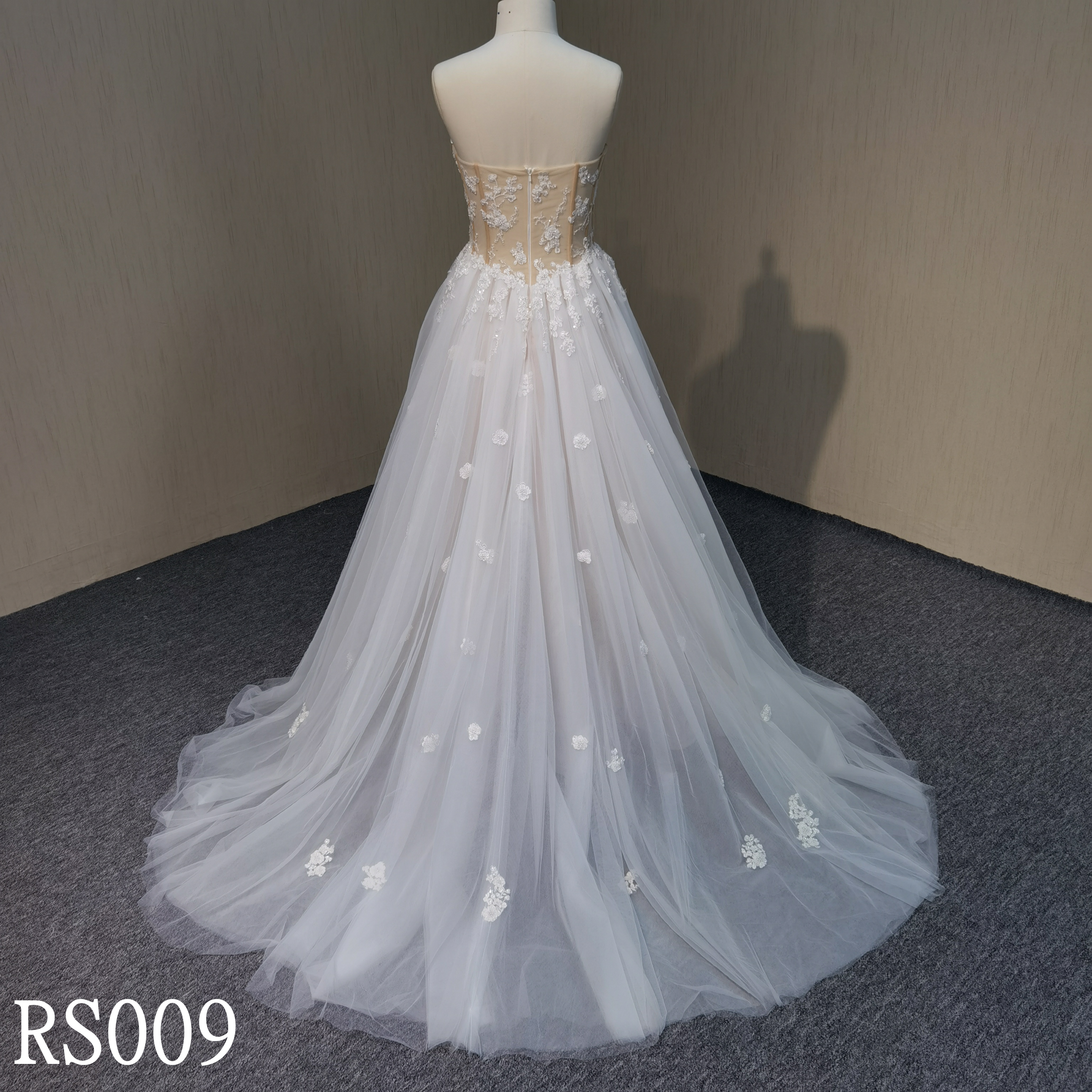 RS009 A Line Wedding Dress Lace flowers Wedding Gowns with fishbones Wedding Dress
