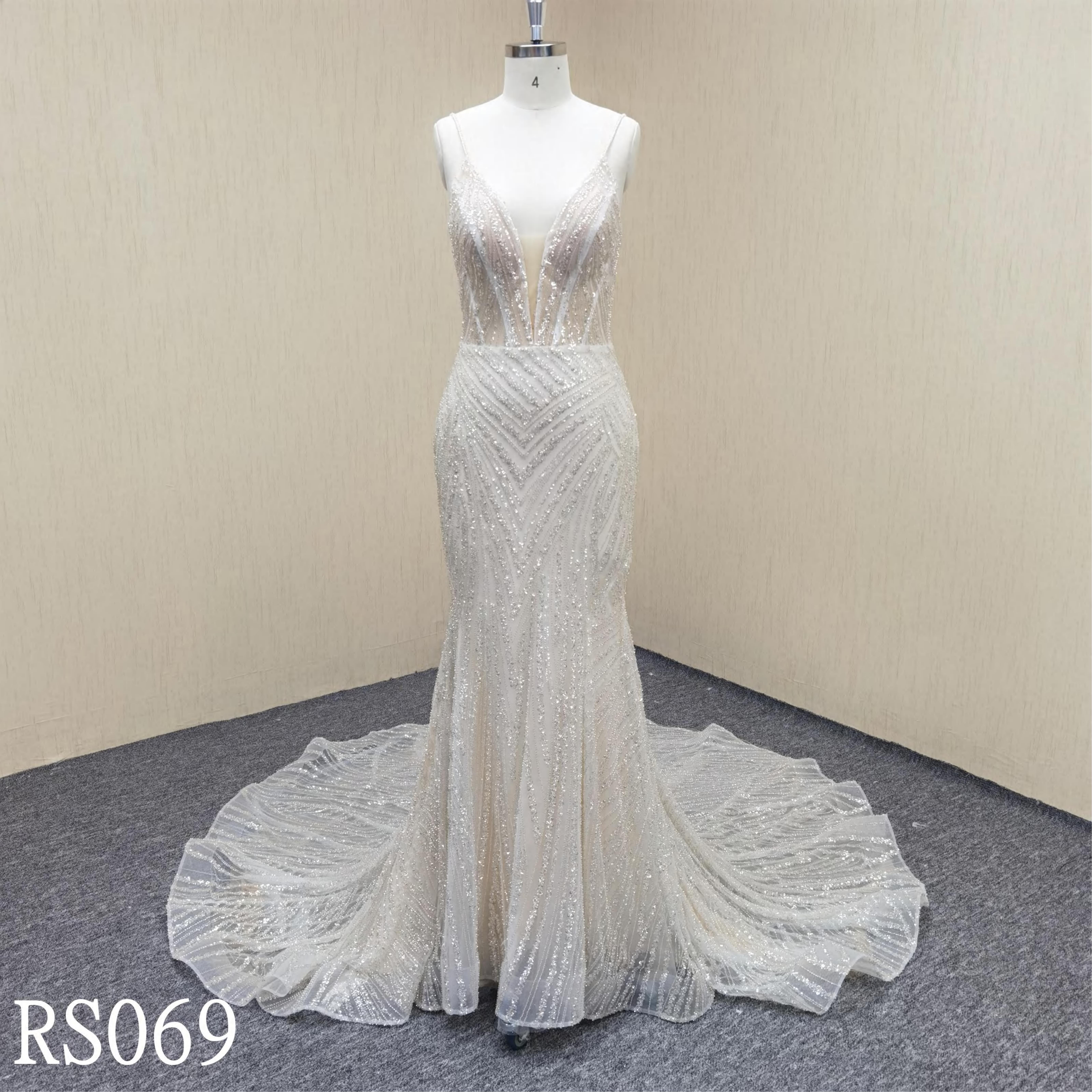 RS104 Elegant V-neck mermaid applique lace dress with  button back wedding dress