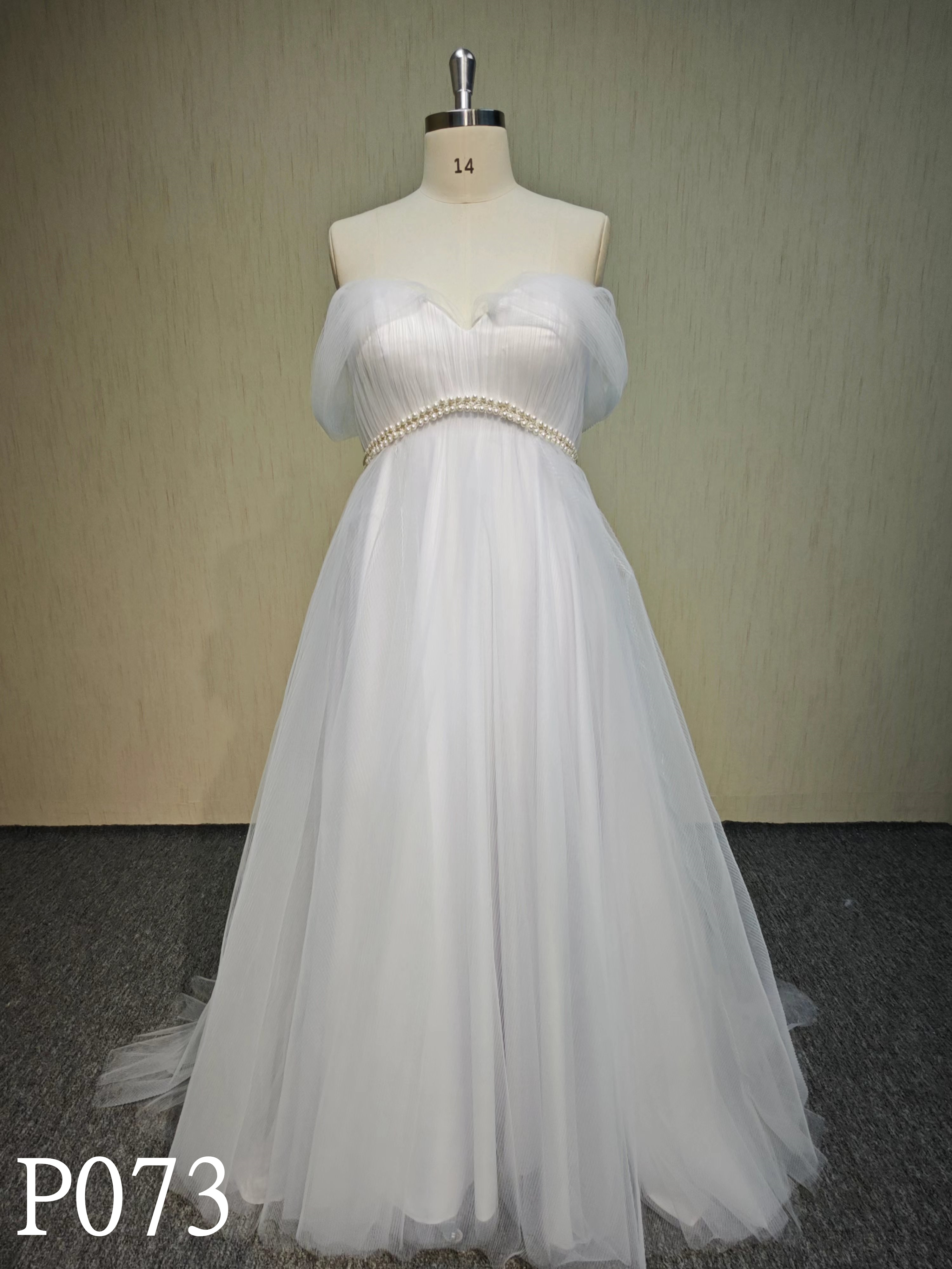 P073 Ivory Beading  Sleeveless Wedding Dresses  Unique design dress made in China