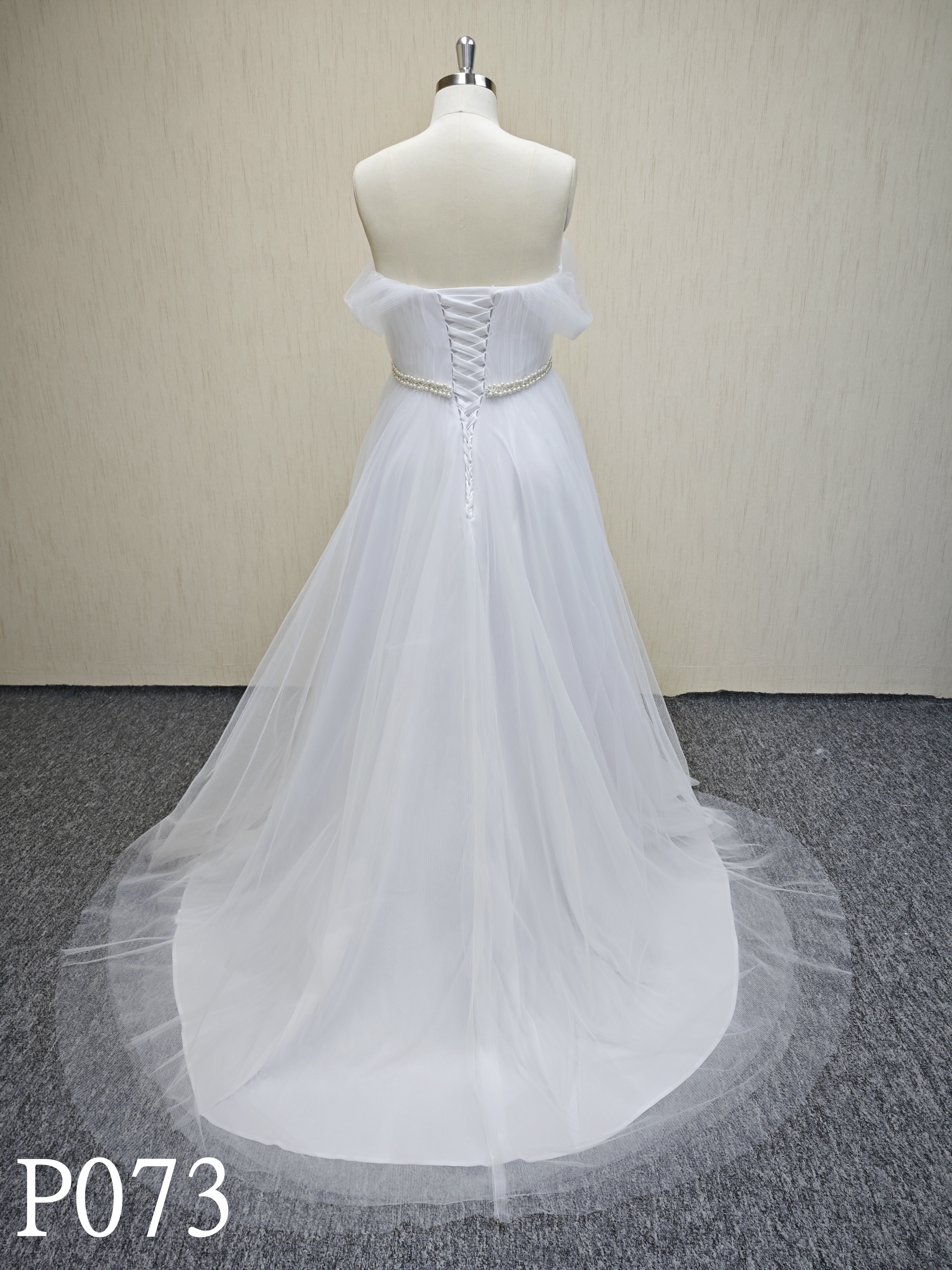 P073 Ivory Beading  Sleeveless Wedding Dresses  Unique design dress made in China