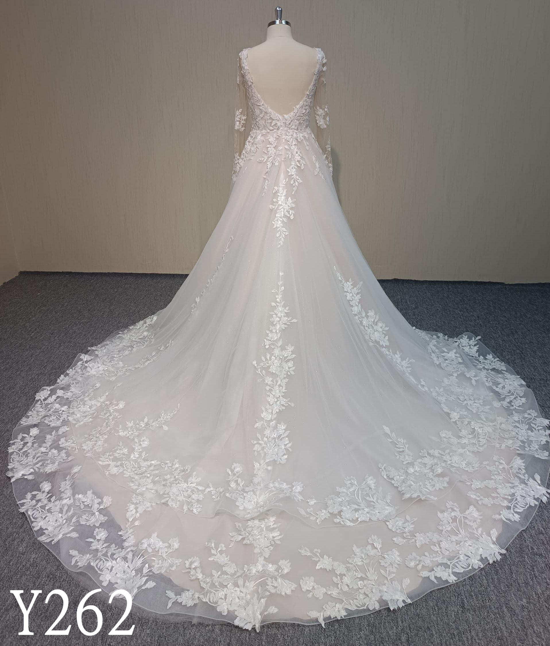 Y262 detachable sleeve v-neck pink bridal ball gown with applique lace made in China.