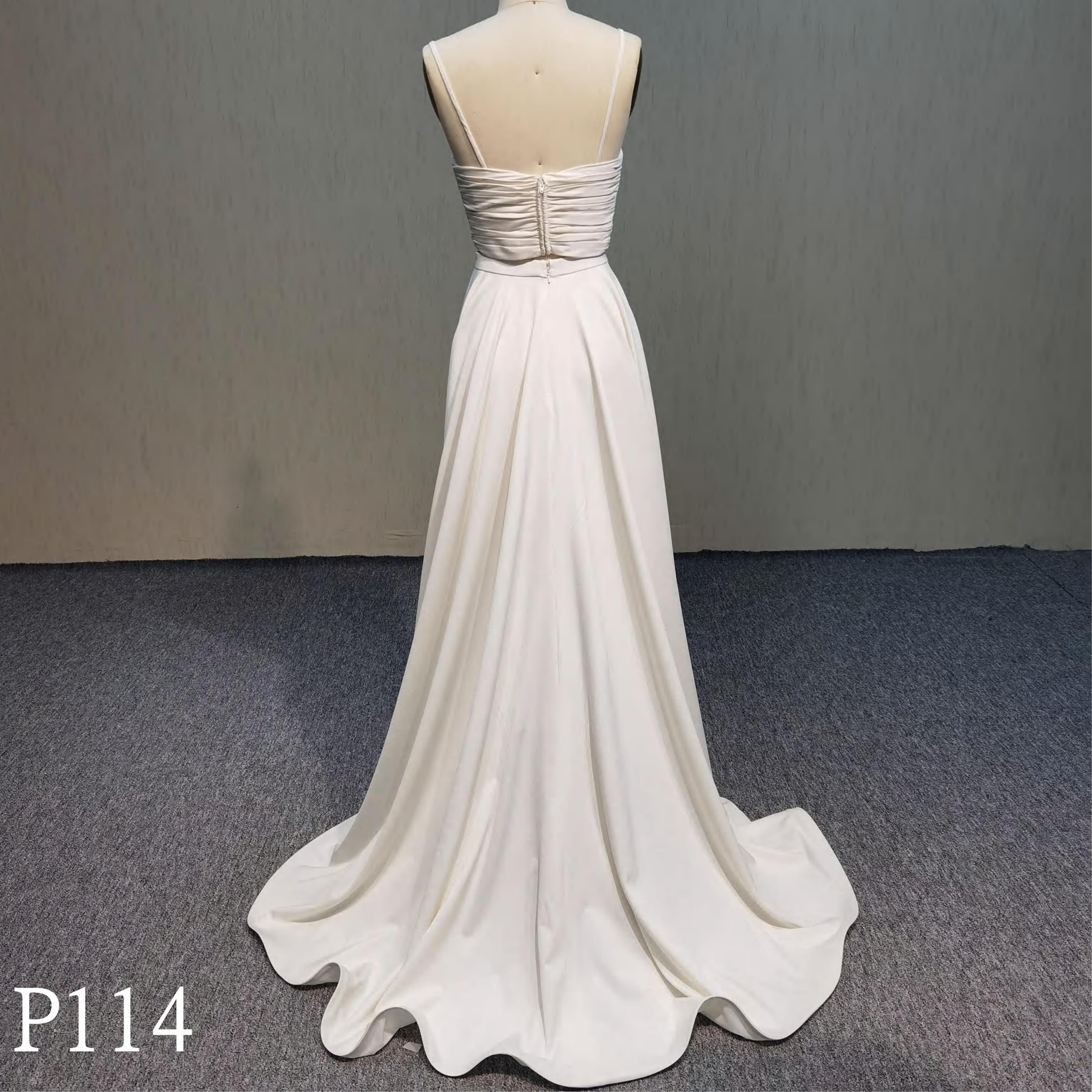 P114 Two-piece suit White elegant suit skirt Pleated top Made in China