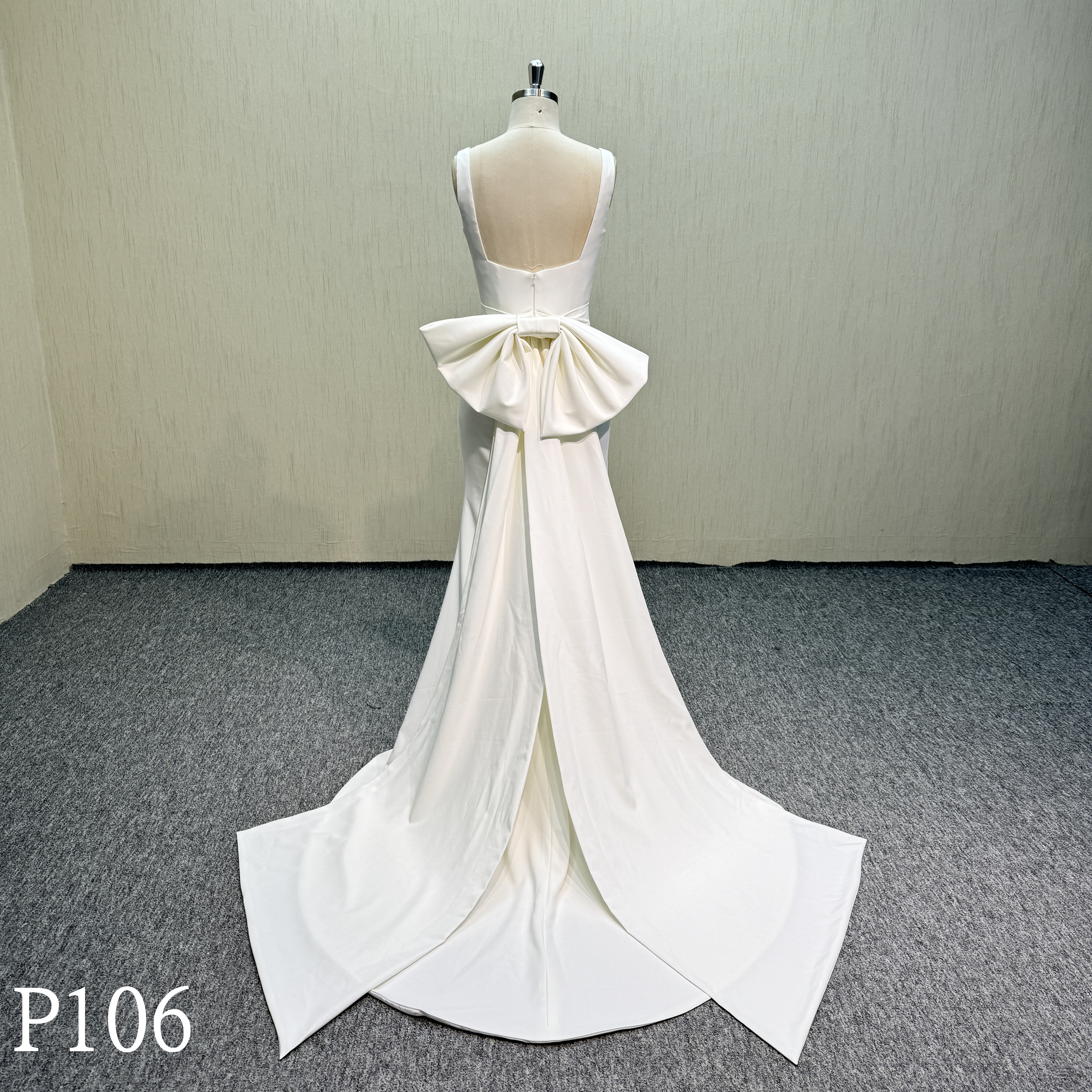 P106 Crepe mermaid satin dress with detachable bow