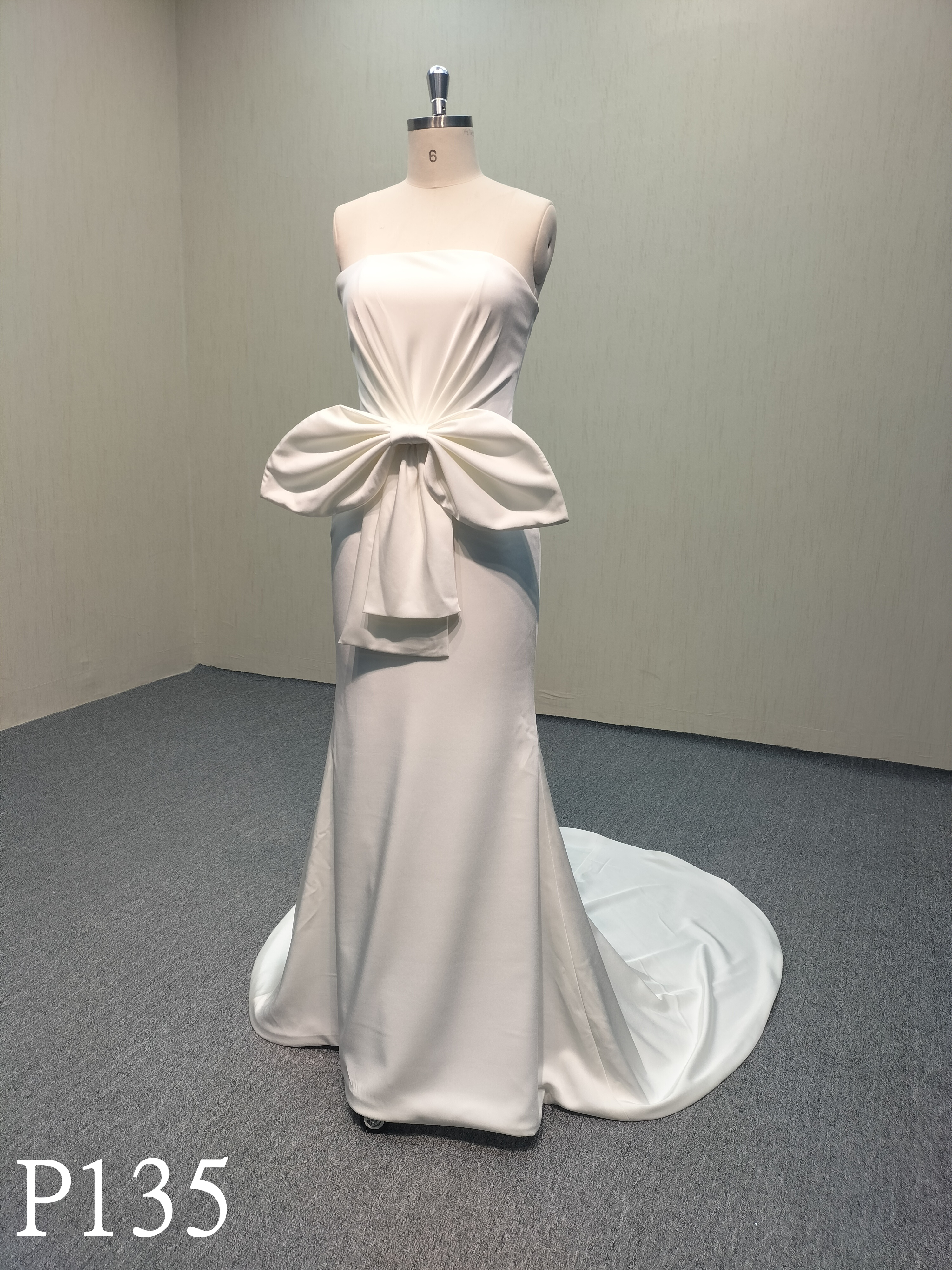P135 Plain Ivory Crepe Made by Italy Satin with Detachable Bow for Bride