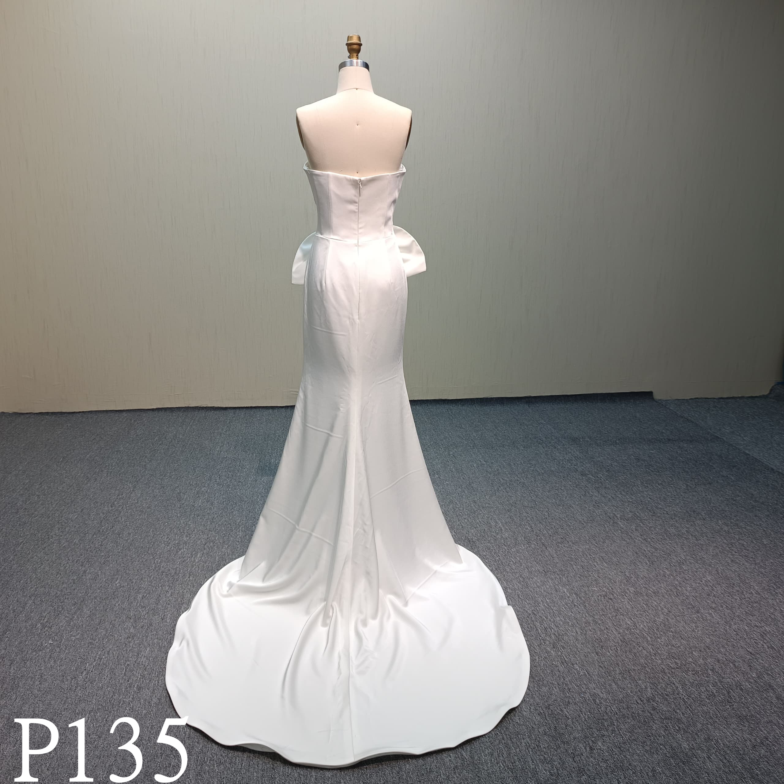 P135 Plain Ivory Crepe Made by Italy Satin with Detachable Bow for Bride