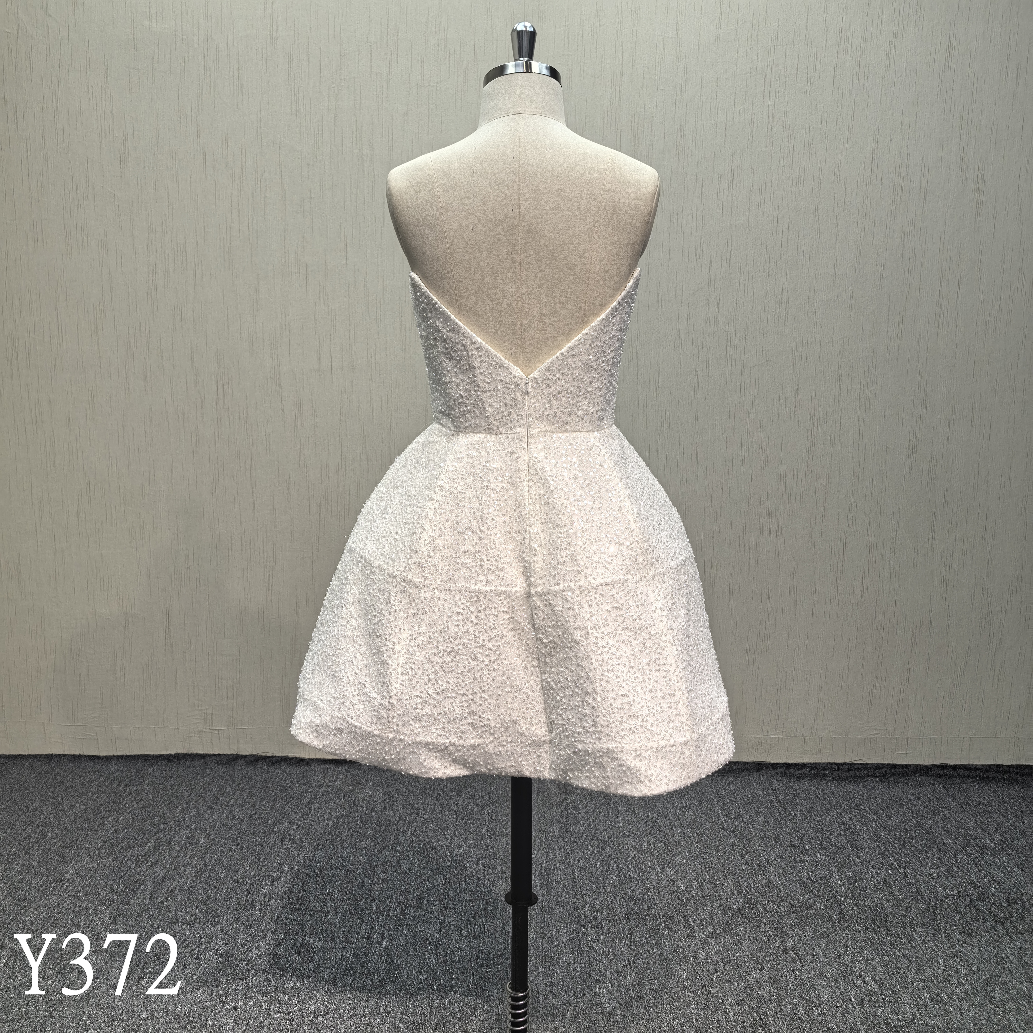Y372  Gorgeous short wedding ball gown  with thick beading lace  for bride made in China