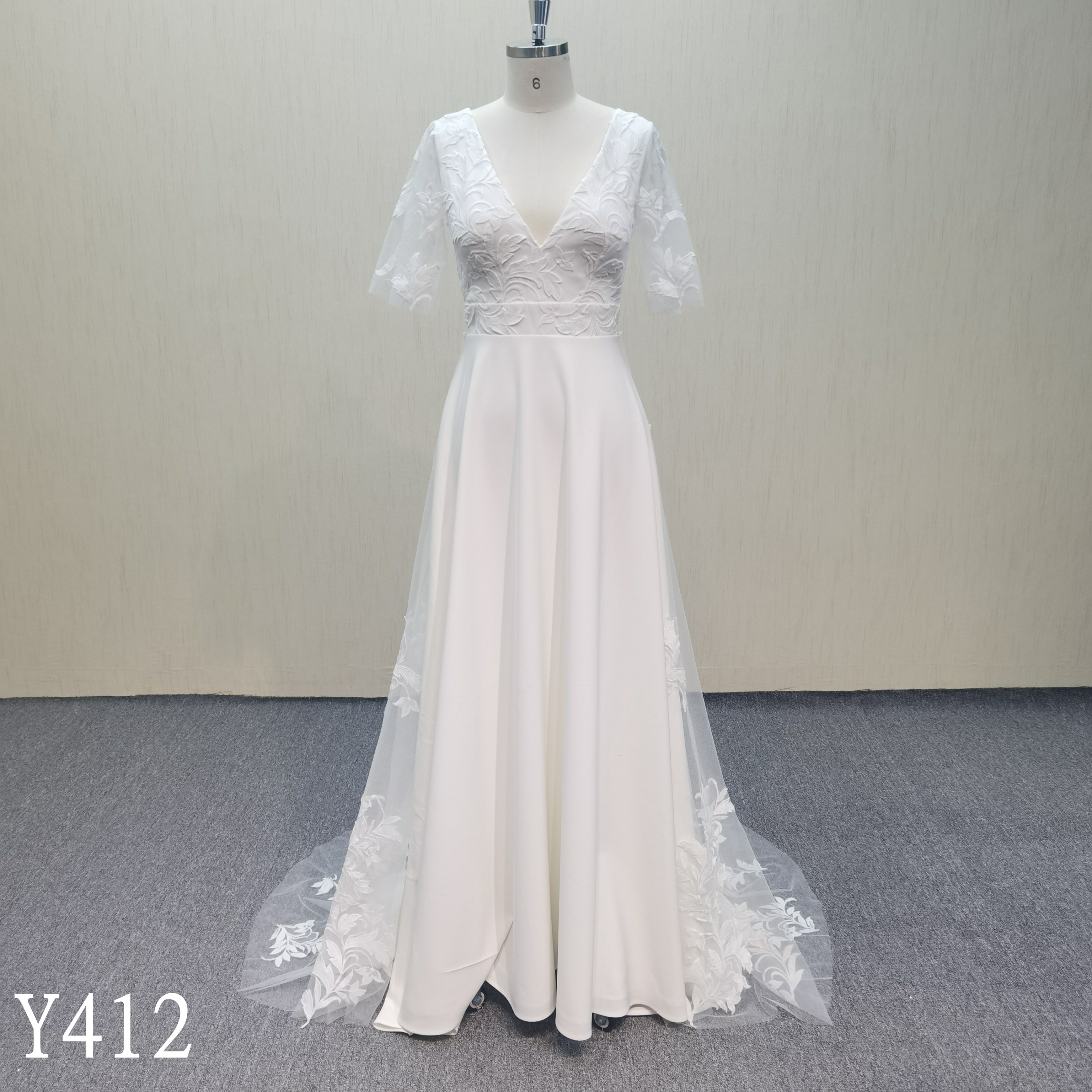 Y412 Elegant Ivory buttons A-Line wedding dress with  applique flora lace made in China