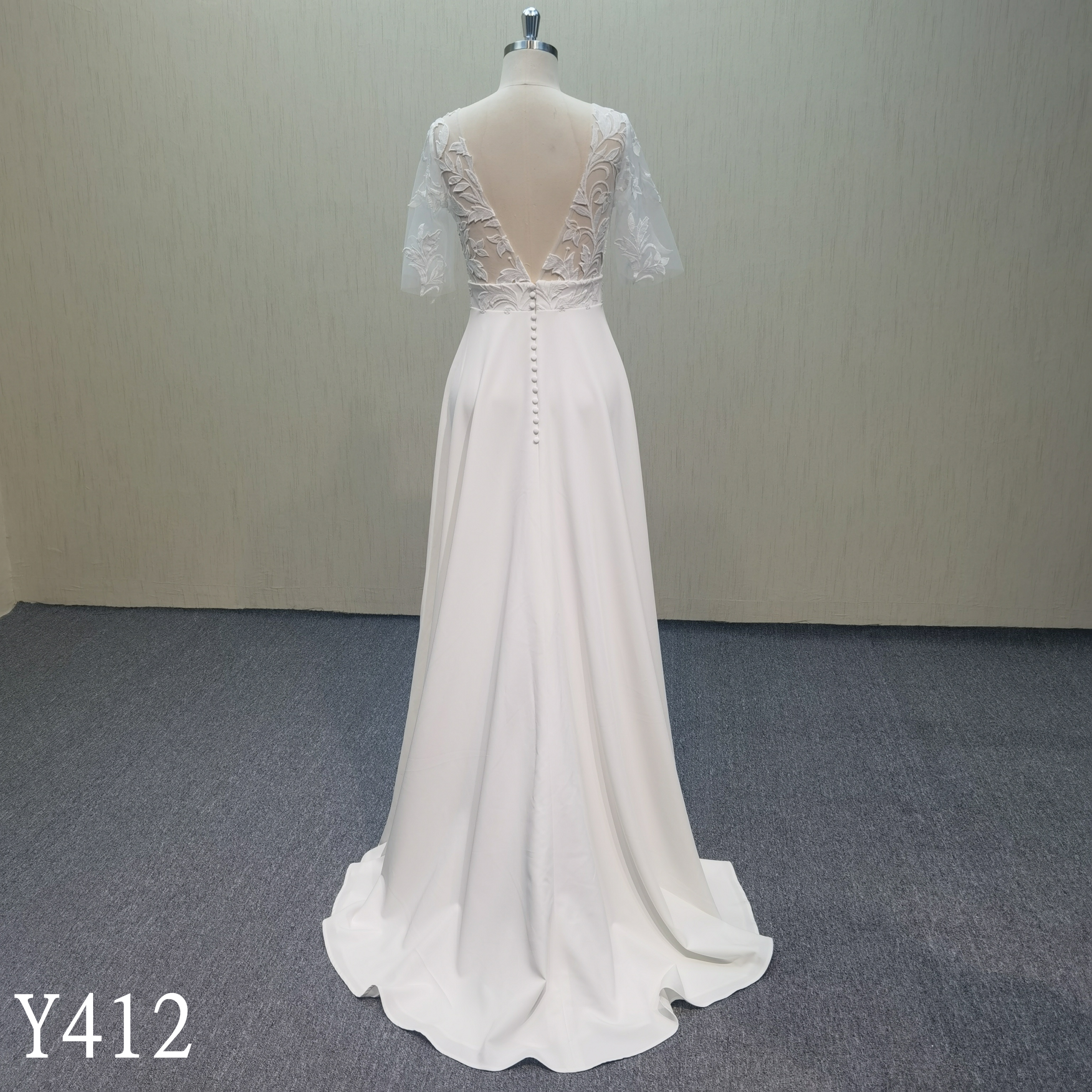 Y412 Elegant Ivory buttons A-Line wedding dress with  applique flora lace made in China