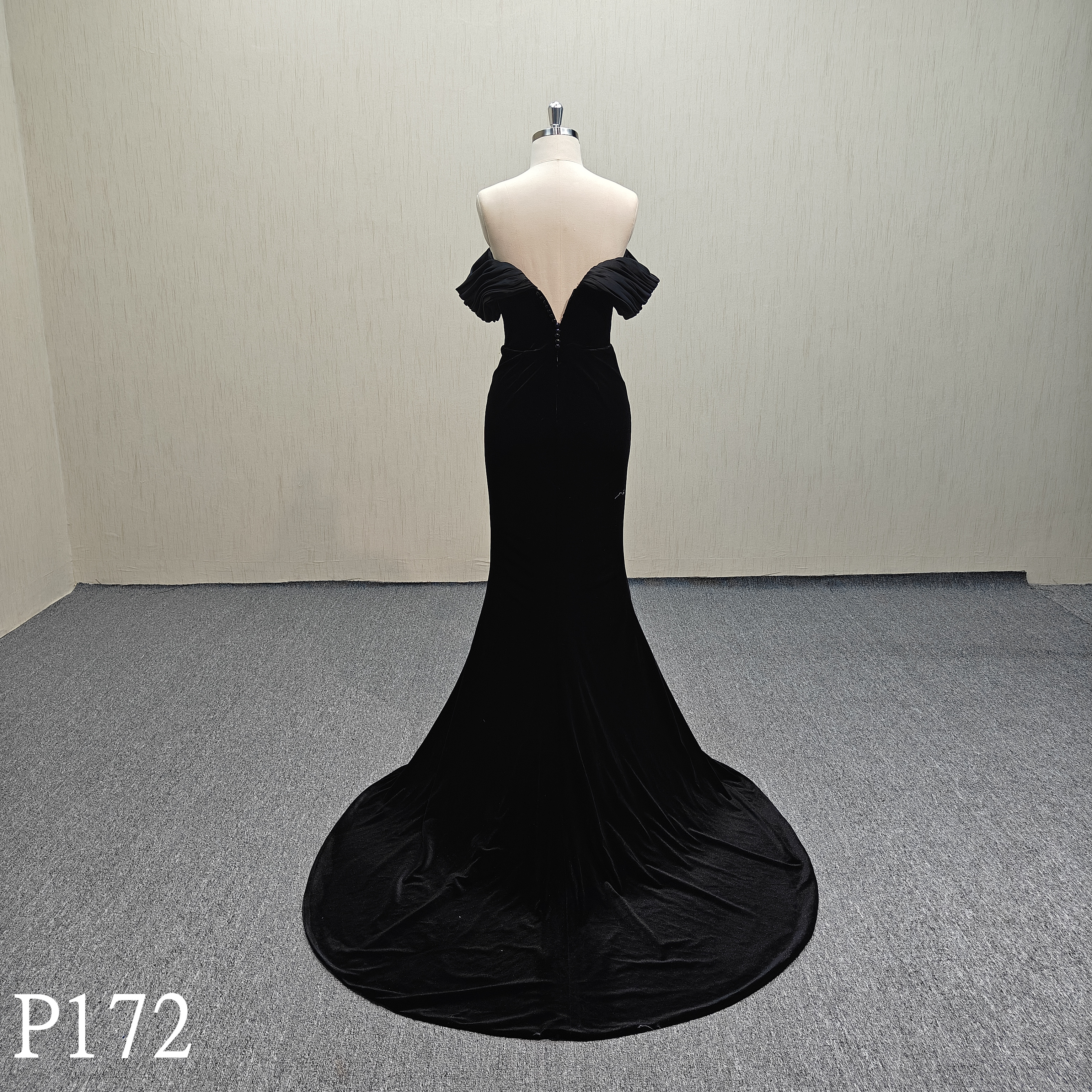 P172 Black sleeveless evening dress with neck hanging