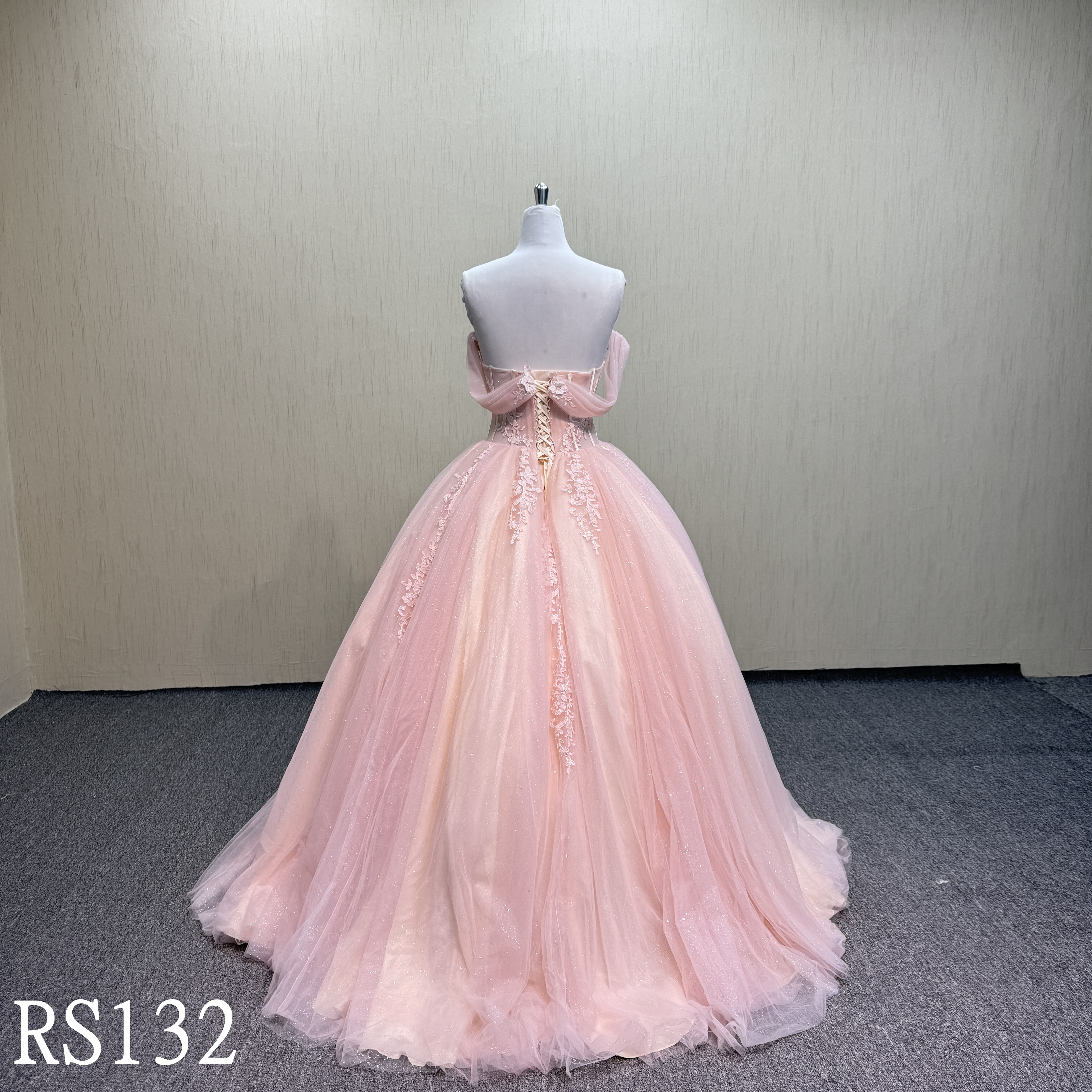 RS132 Elegant and luxurious sleeveless wedding dress