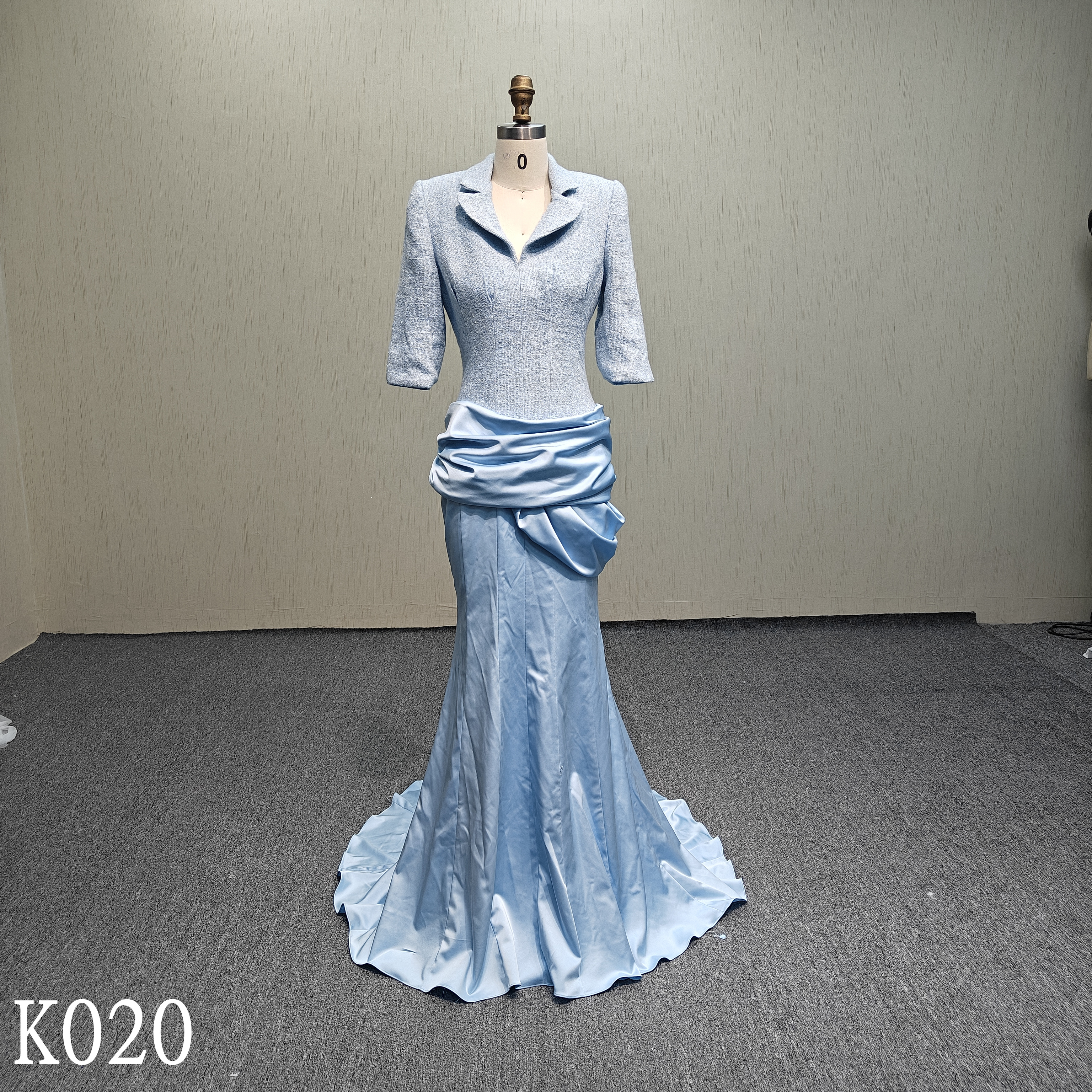 K020  Elegant and charming stand- up collar dress with long sleeves