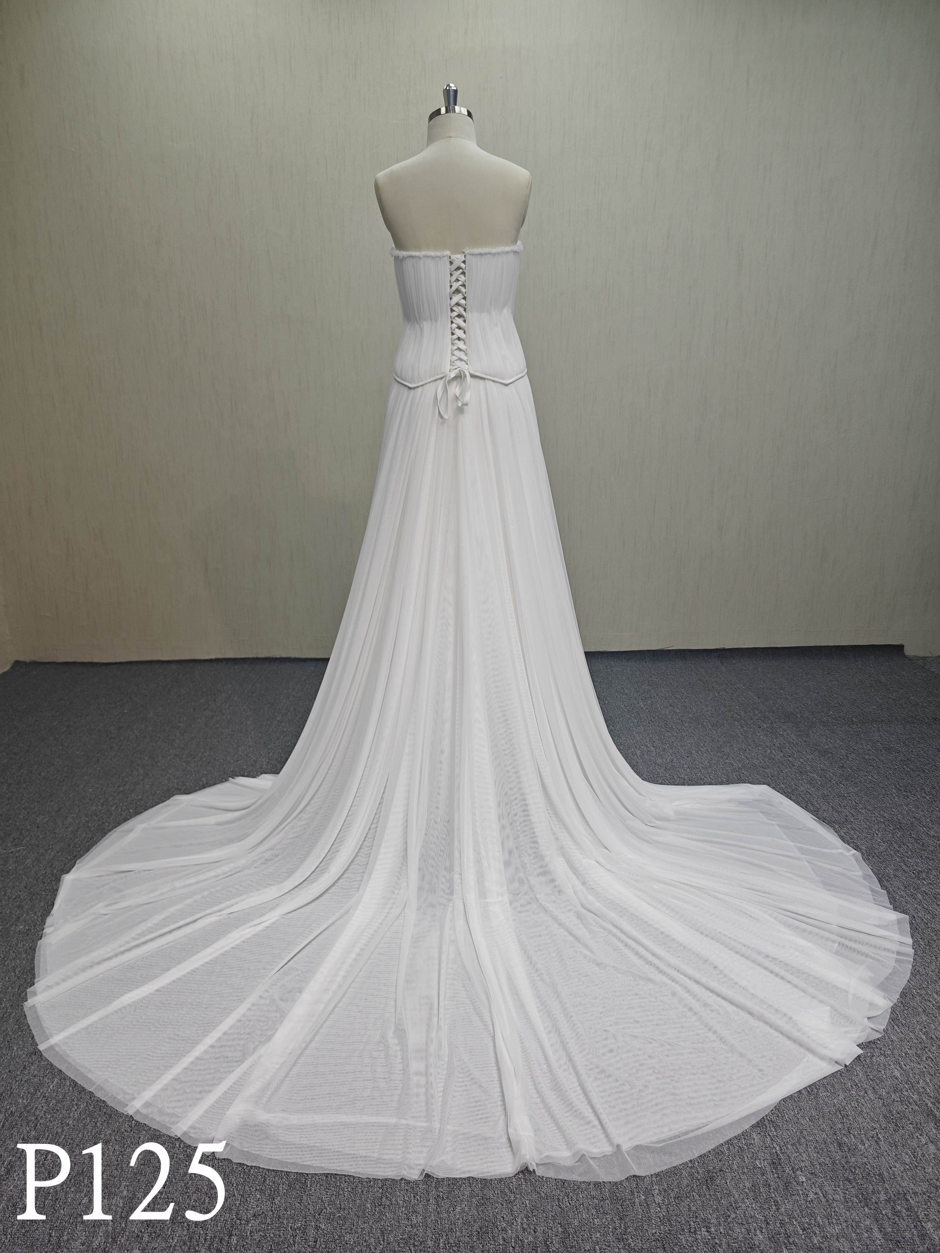 P125 An ivory sweetheart neckline wedding dress with lace up back