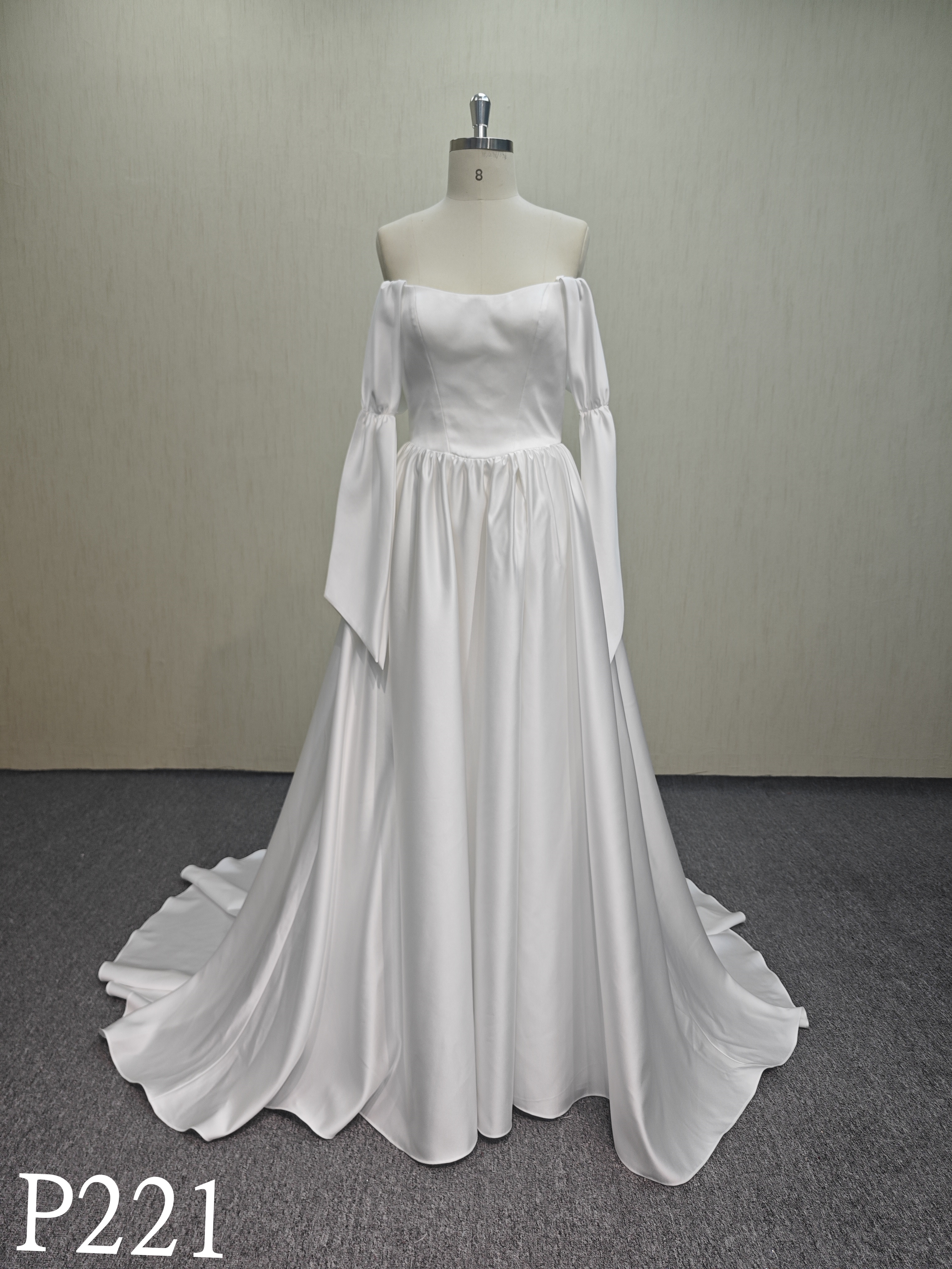 P221 Slight sweetheart neckline wedding dress with invisible zipper