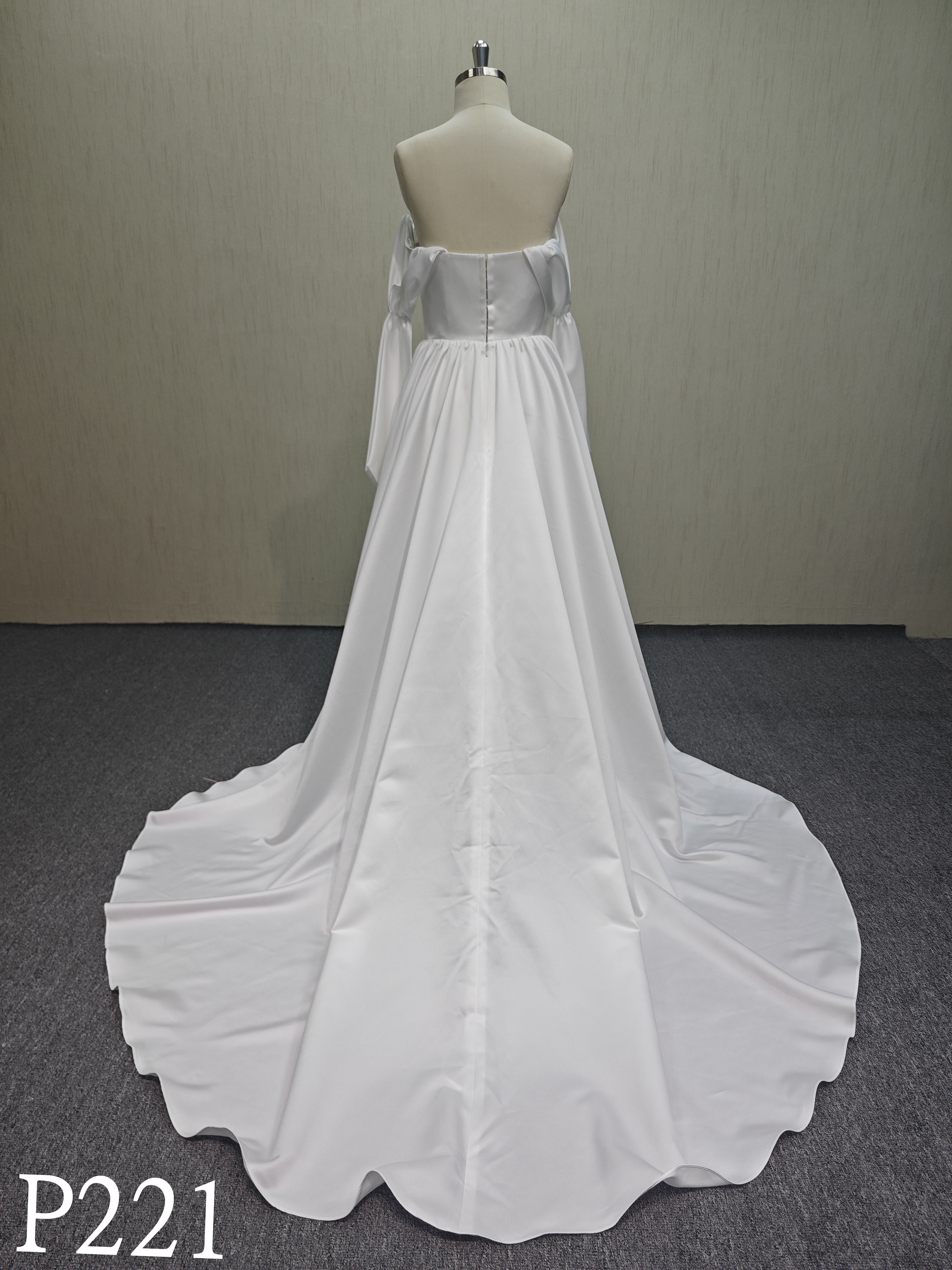 P221 Slight sweetheart neckline wedding dress with invisible zipper