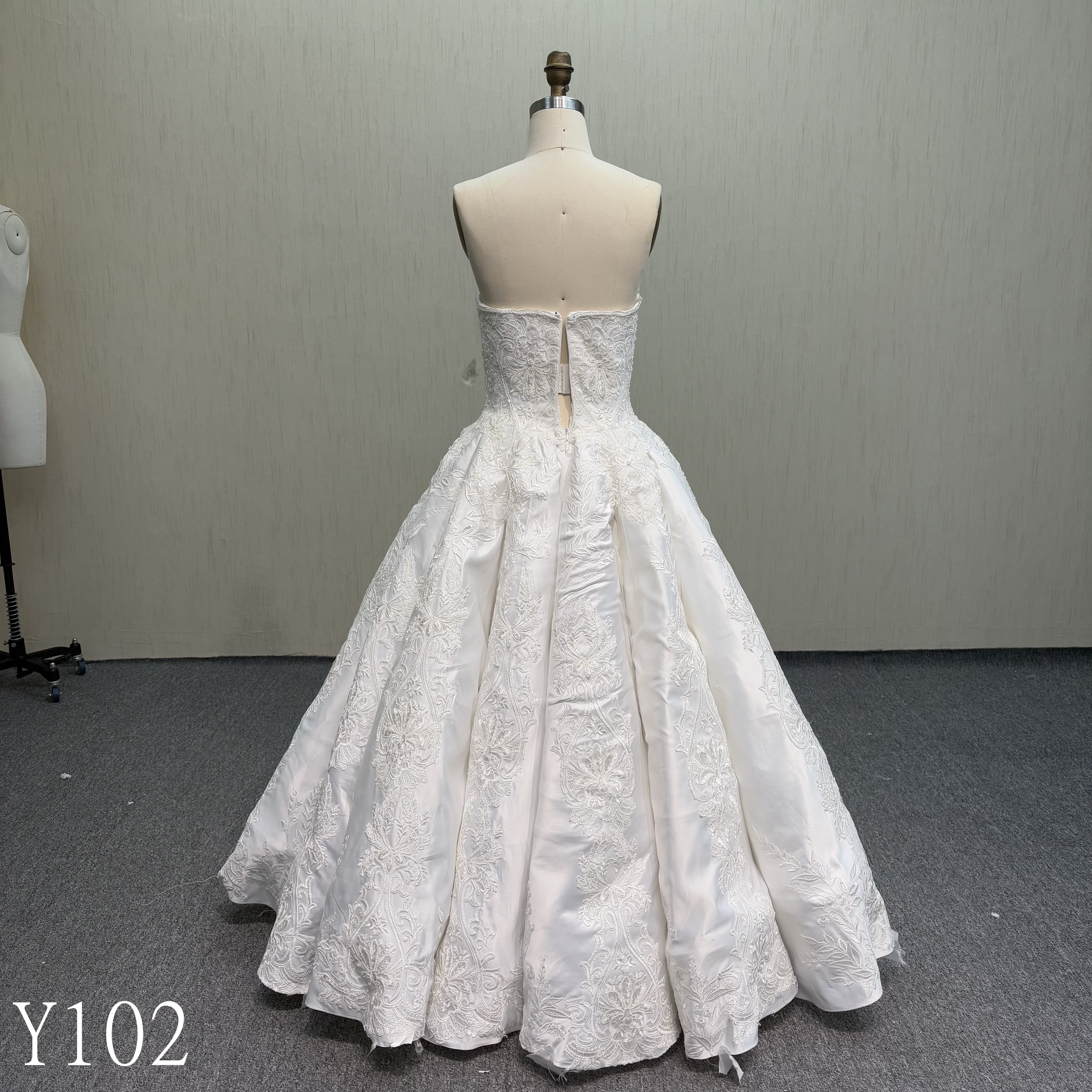 Y102 Sweetheart Embroidered Wedding Dress
