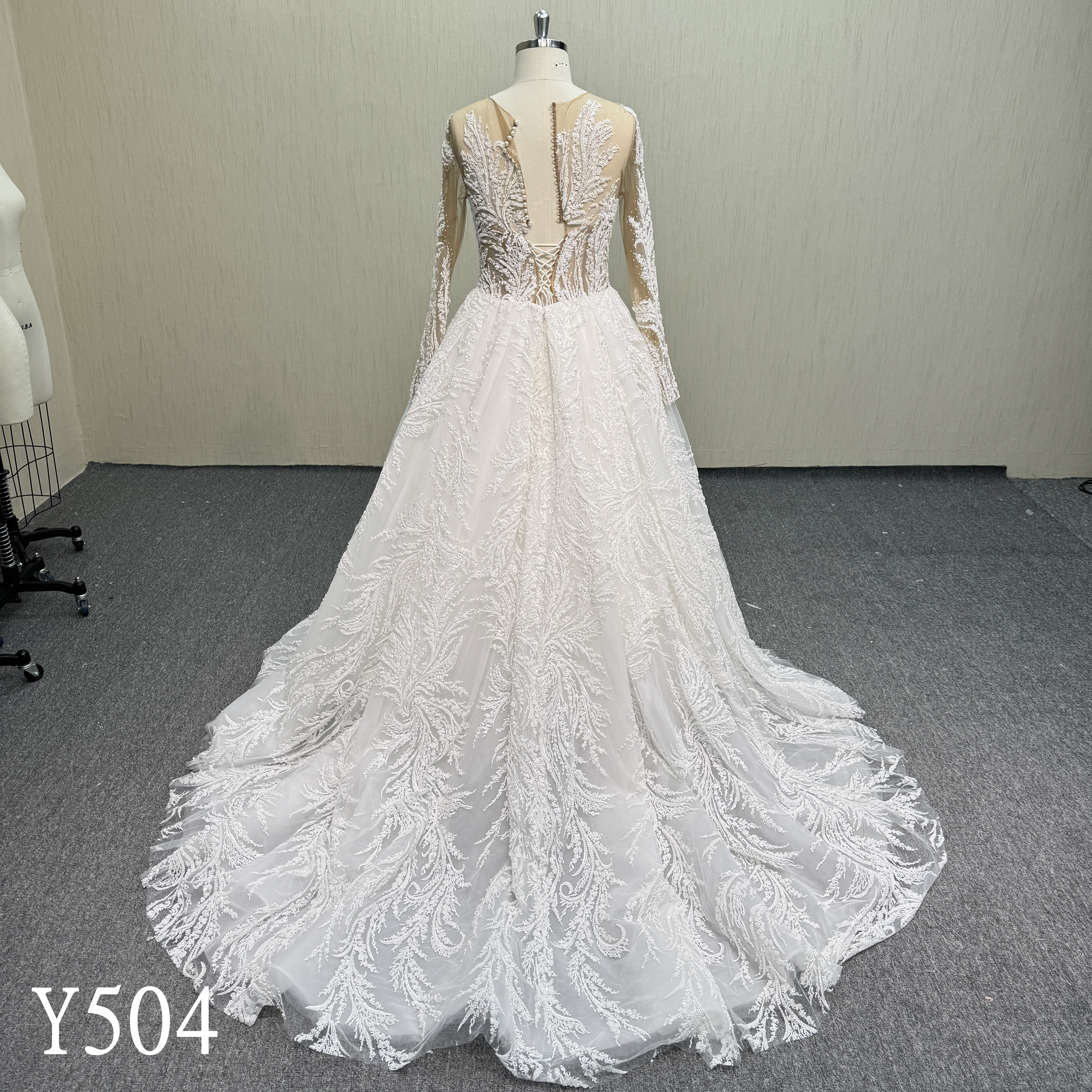 Y504 Classic Ball Gown Wedding Dress with Functional Buttons