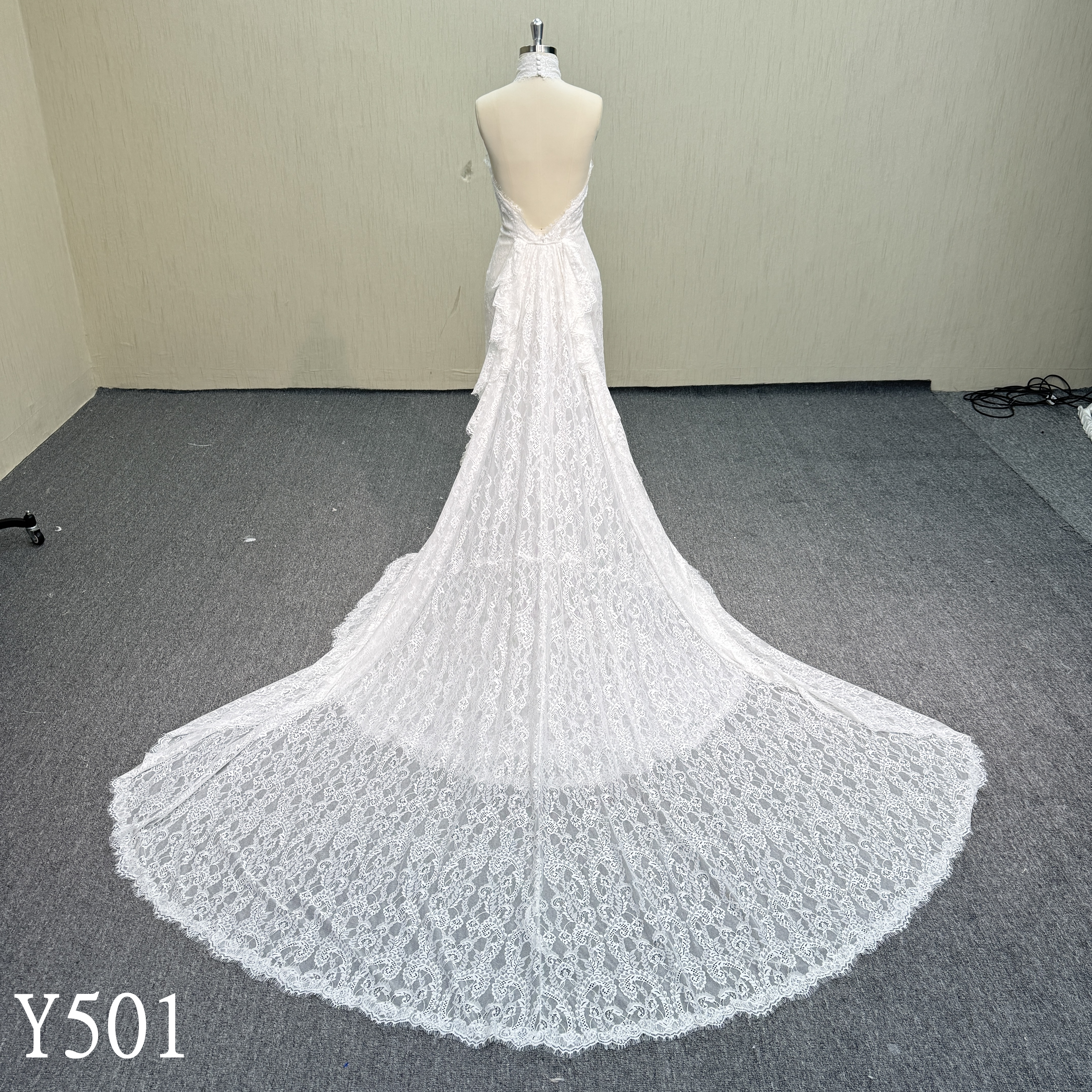 Y501 Halter Neck Wedding Dress with Wearable Train