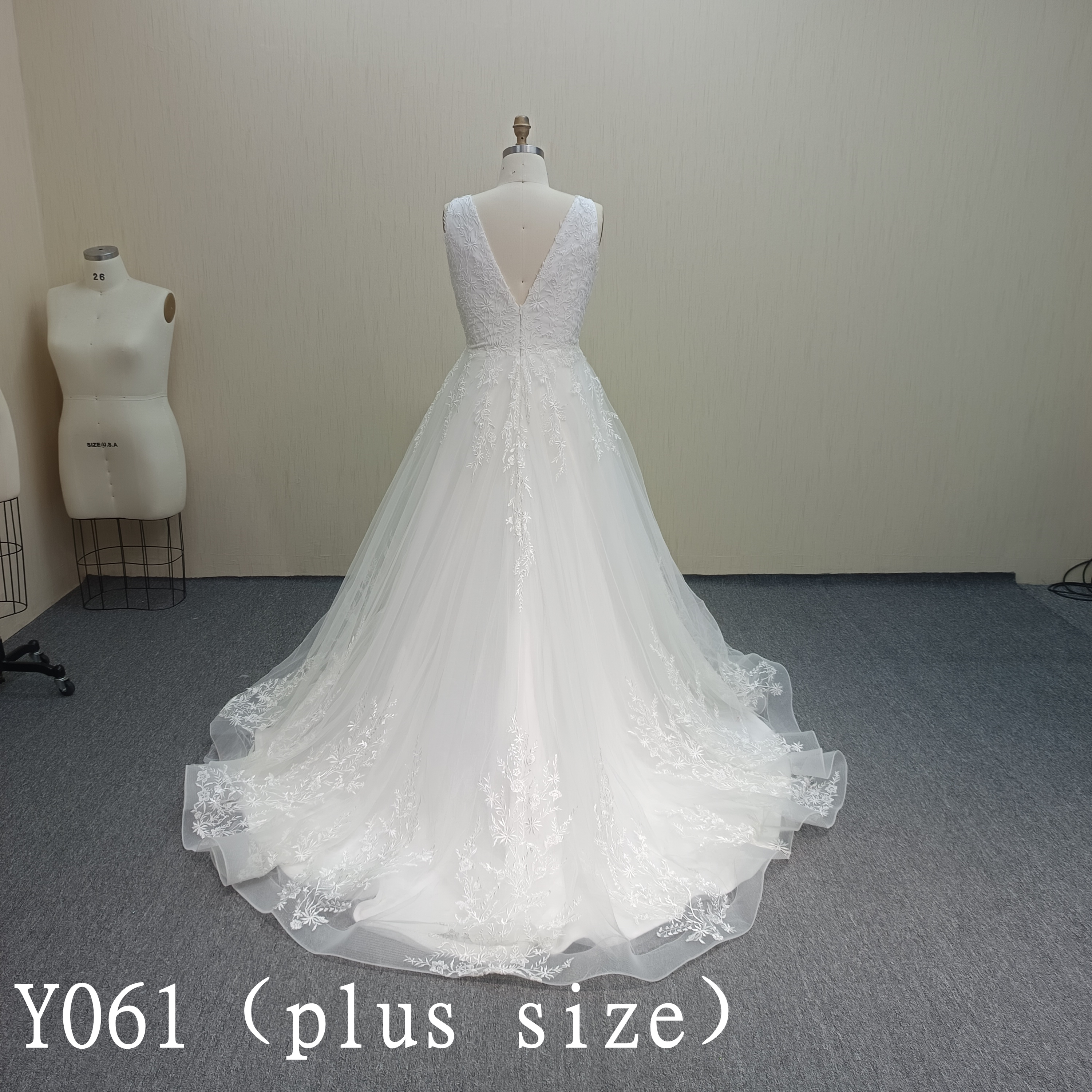 Y061 A wedding dress with plain design, but fitted and pretty
