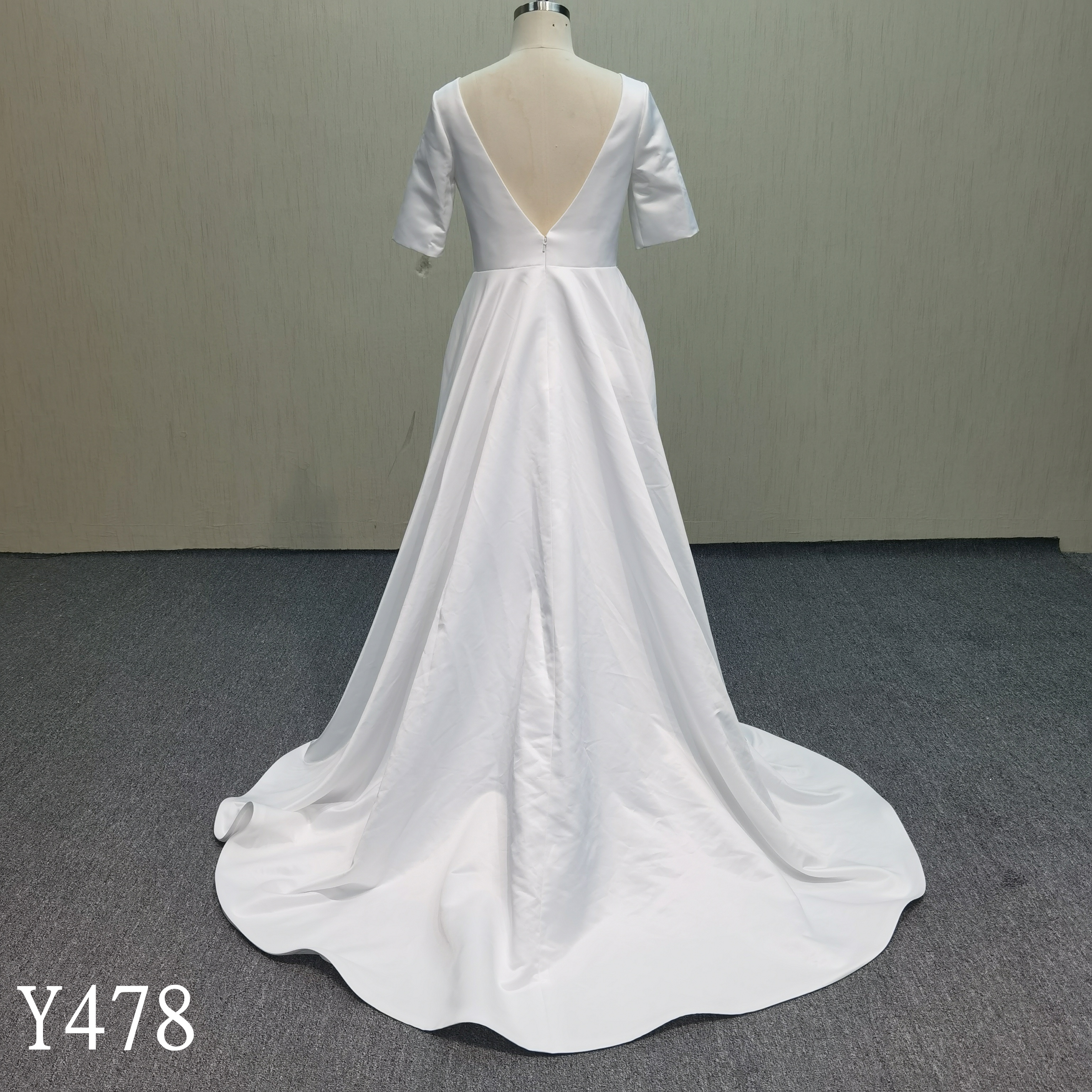 Y478 Plain dress, beaded on neckline