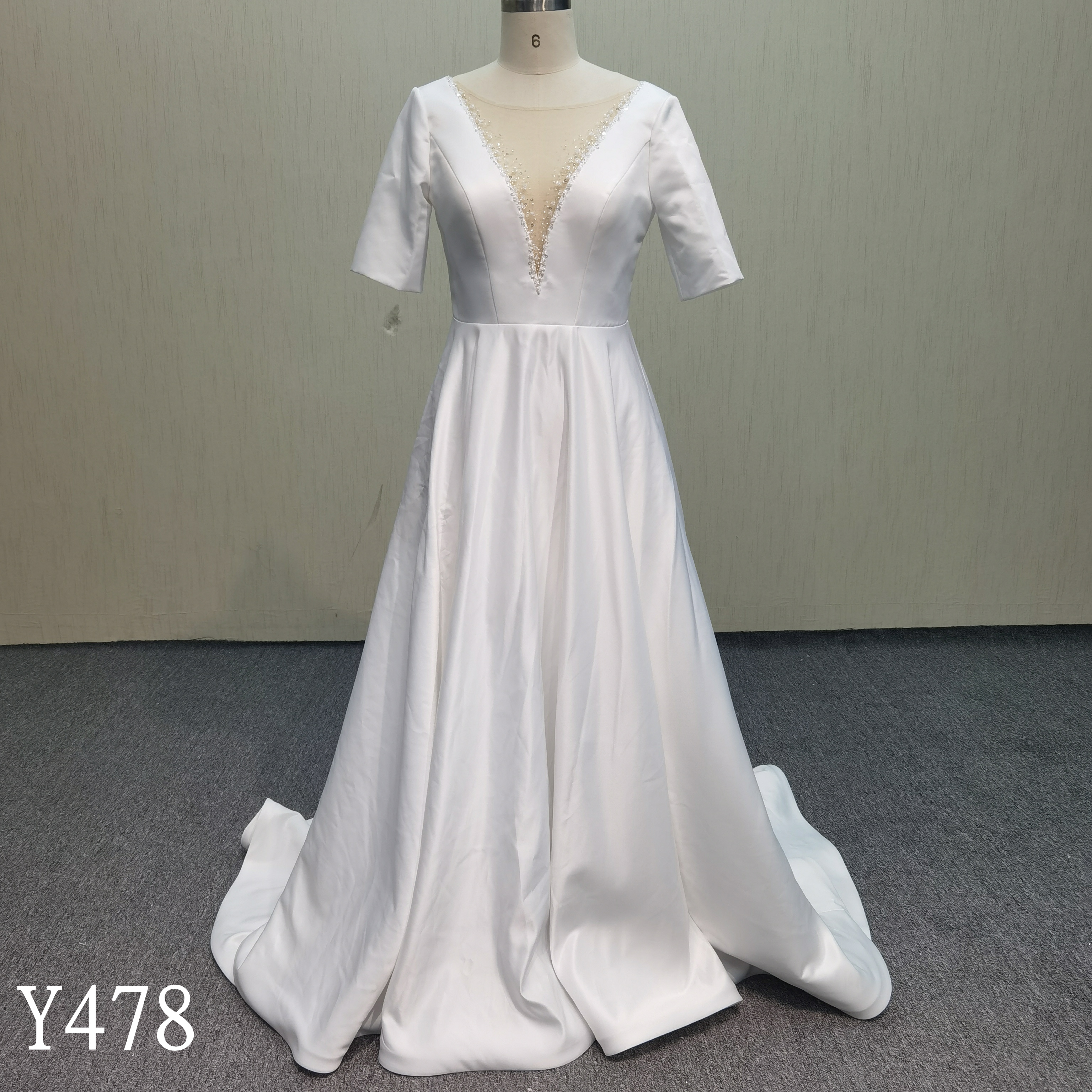 Y478 Plain dress, beaded on neckline