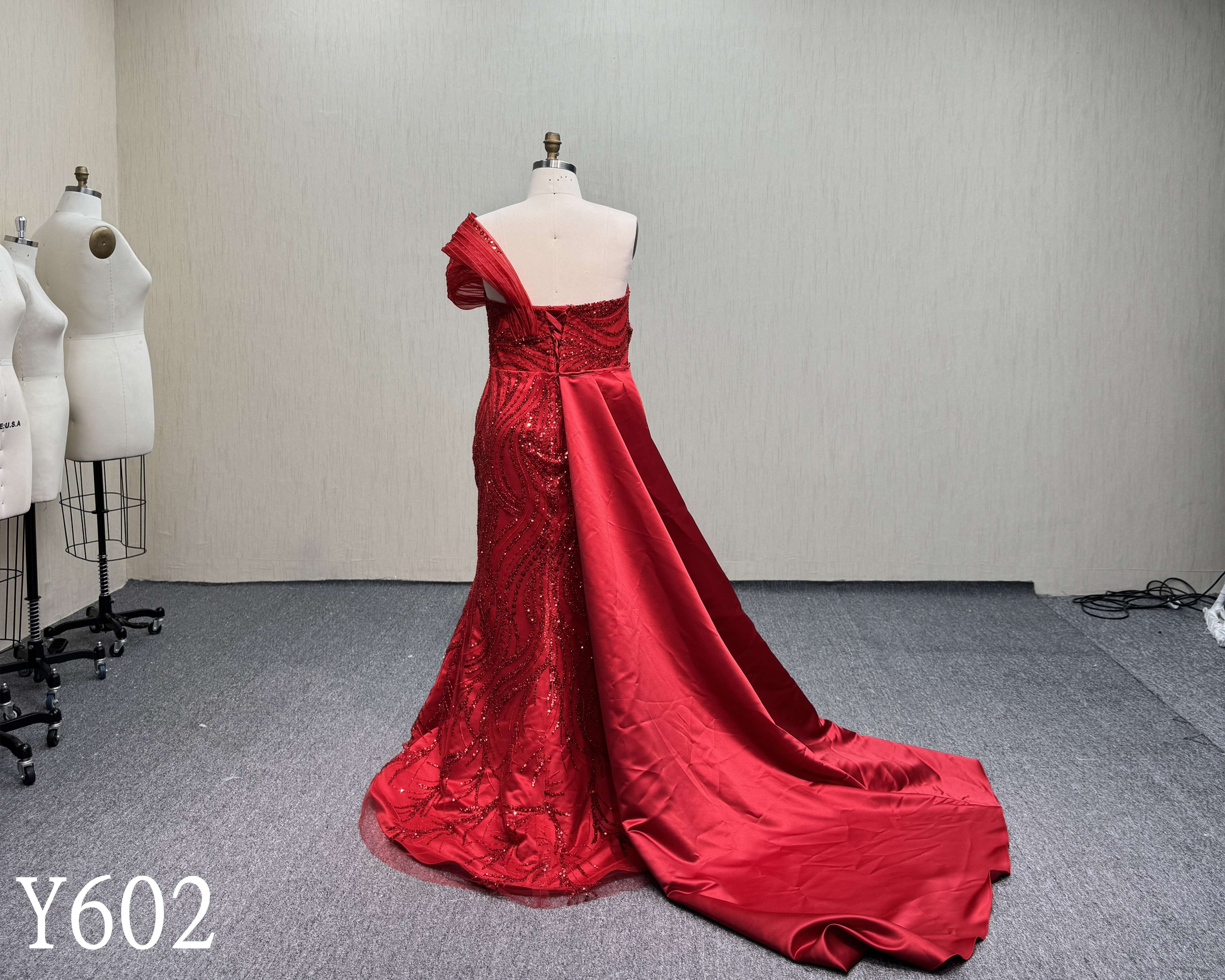 Y602 One red wedding dress--characteristic design one the bodice