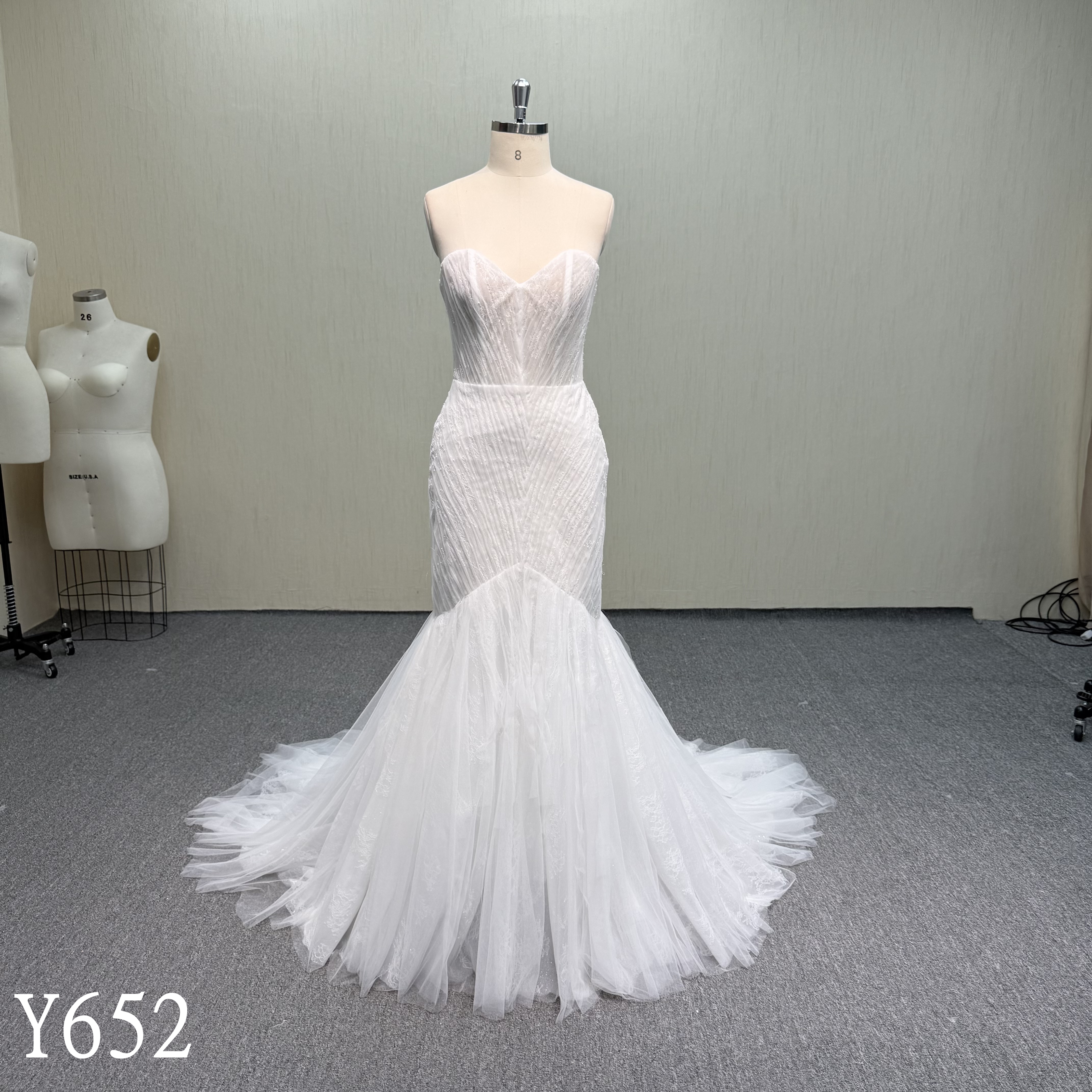 Y652 Mermaid dress, unique design of the lower skirt, very good to show the figure.