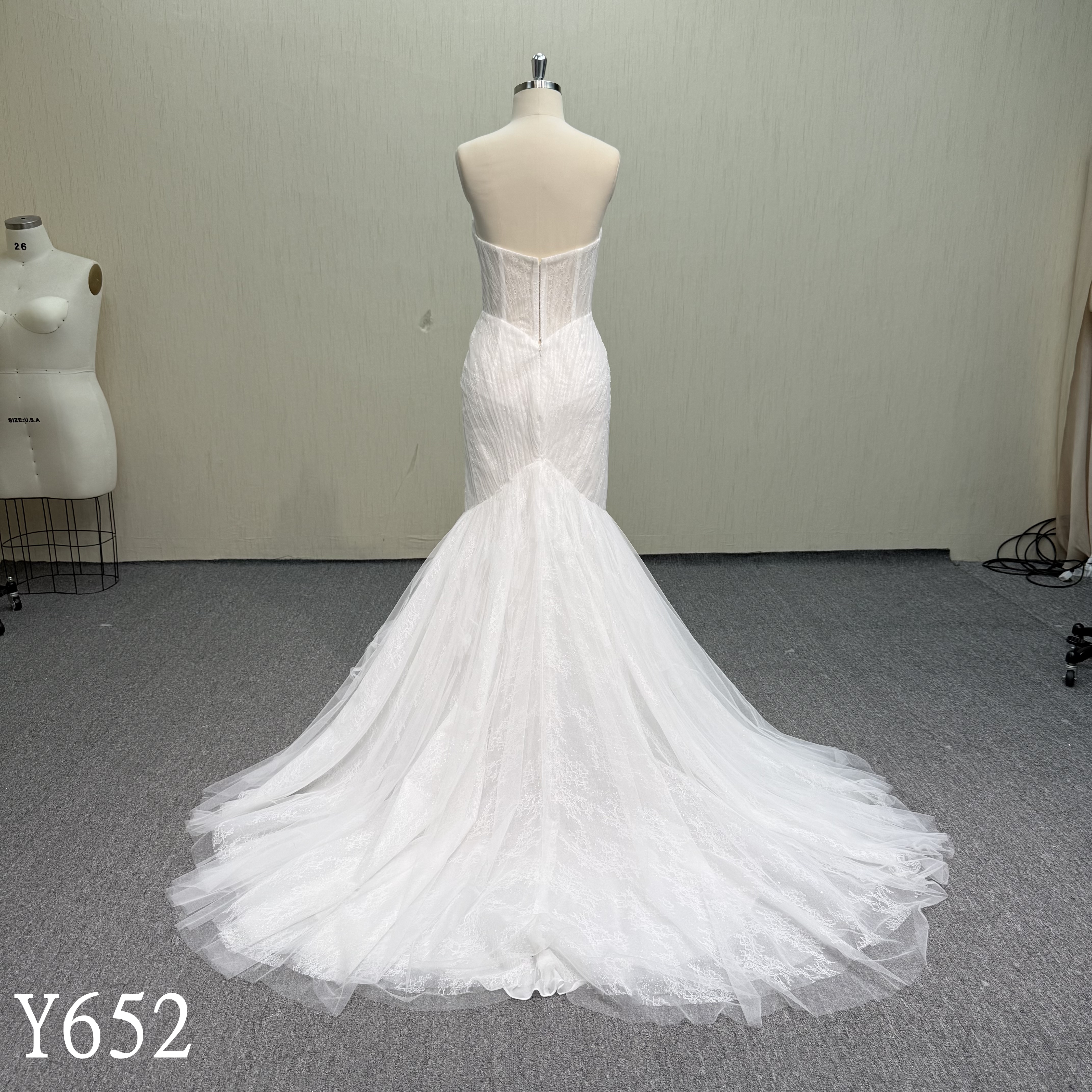 Y652  Mermaid dress, unique design of the lower skirt, very good to show the figure.