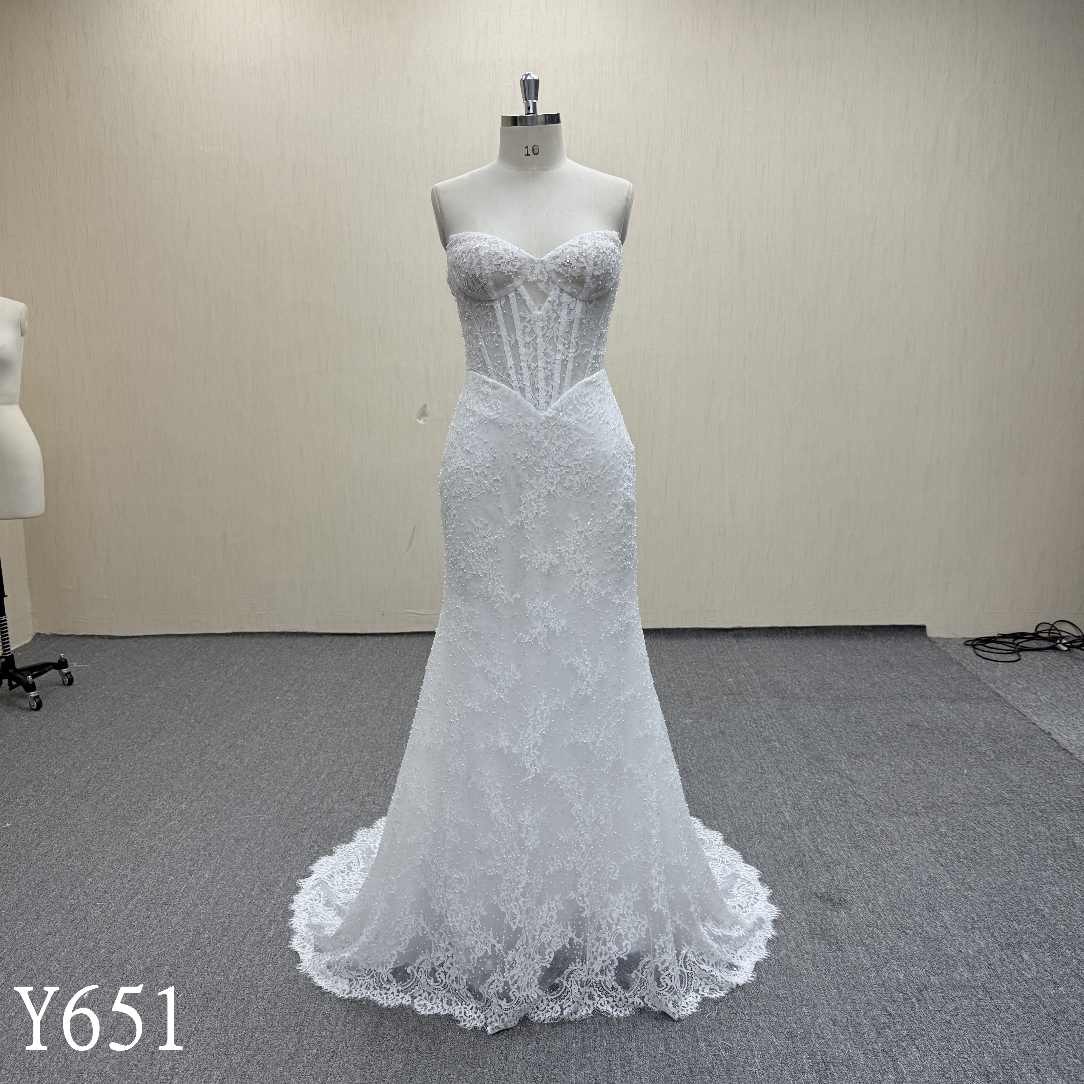 Y651-Elegant French Lace Boned Corset Mermaid Wedding Dress with V-Open Back | Wholesale & Custom Made