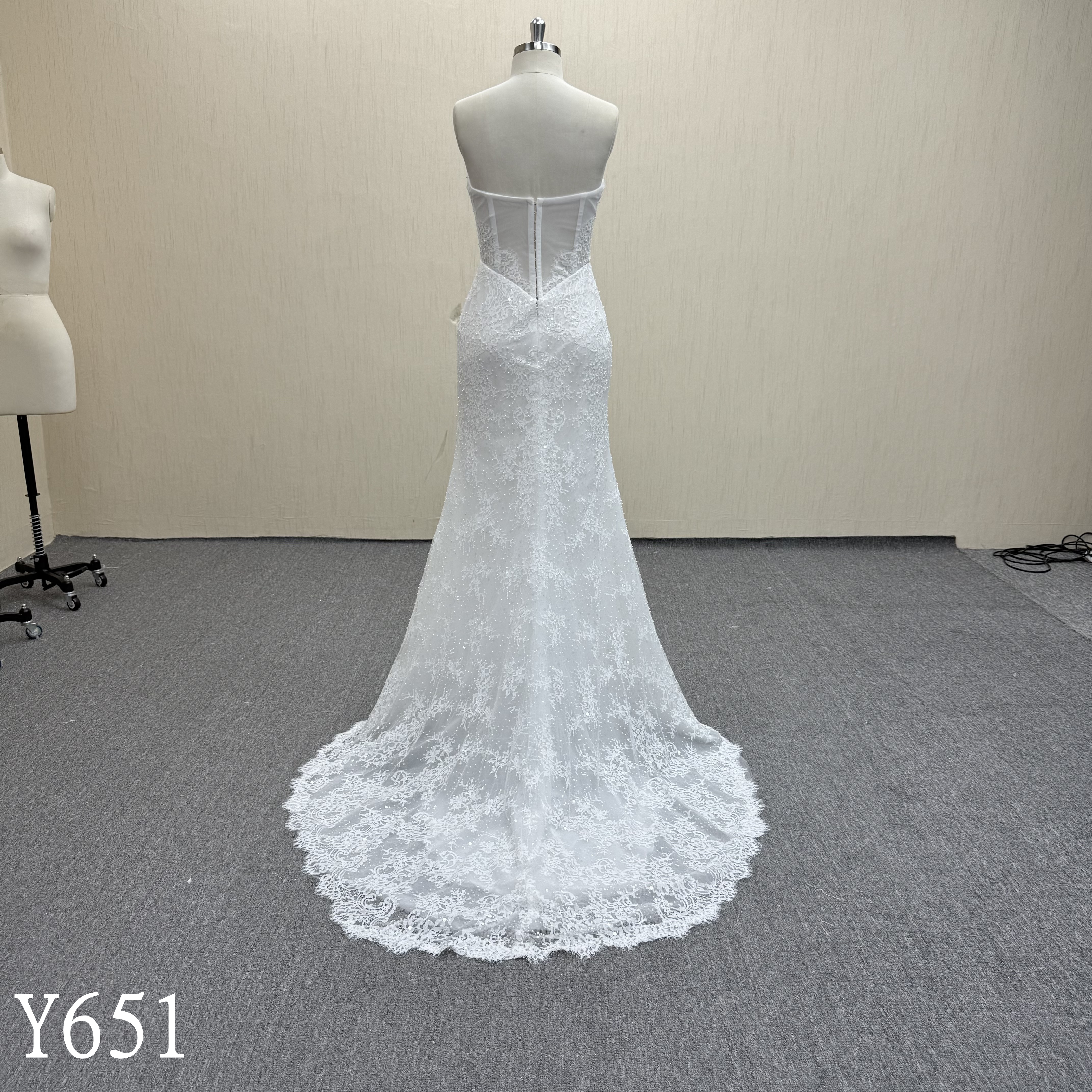 Y651-Elegant French Lace Boned Corset Mermaid Wedding Dress with V-Open Back | Wholesale & Custom Made