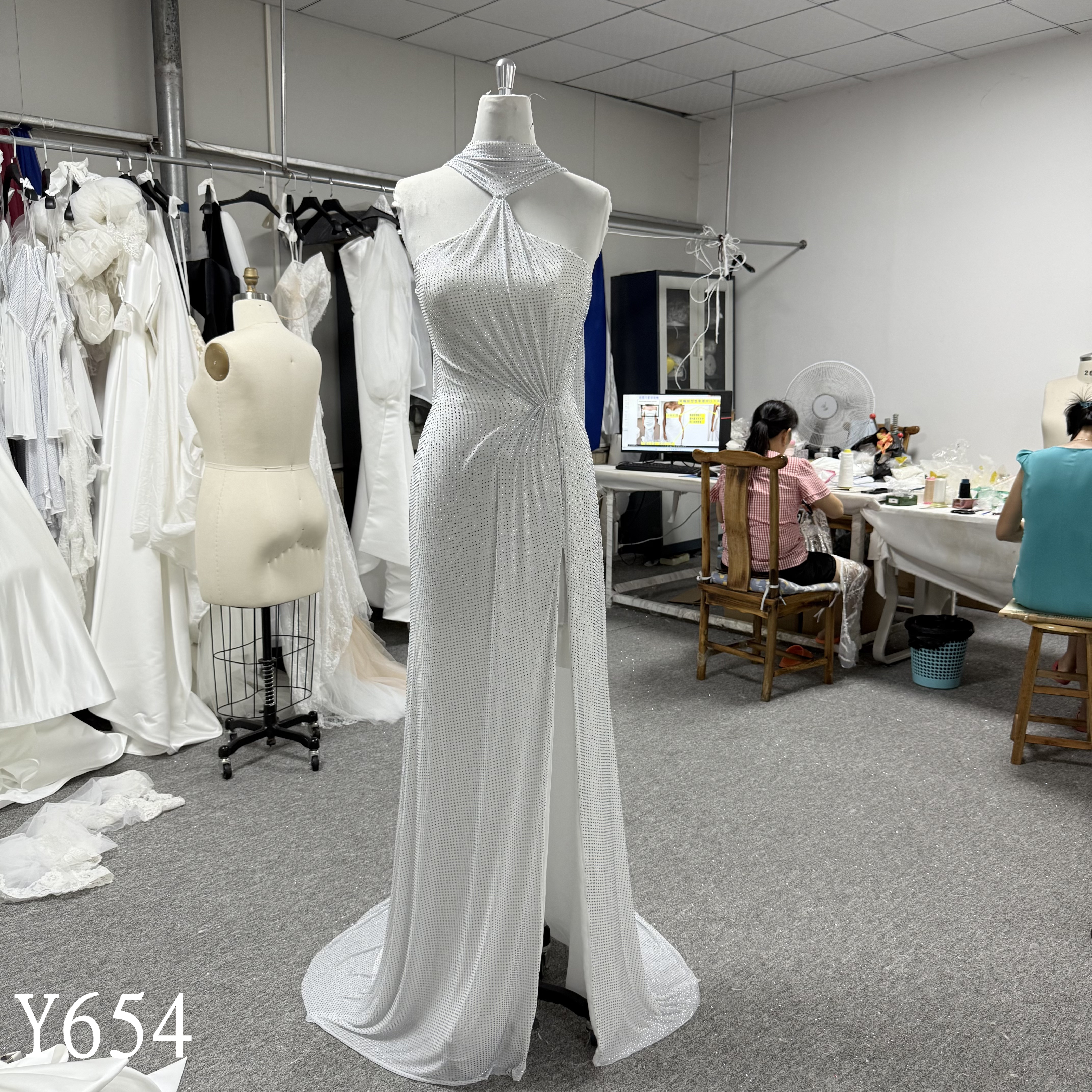 Y654 Guangzhou Factory Direct Sparkling Halter Evening Gown with Back Scarf