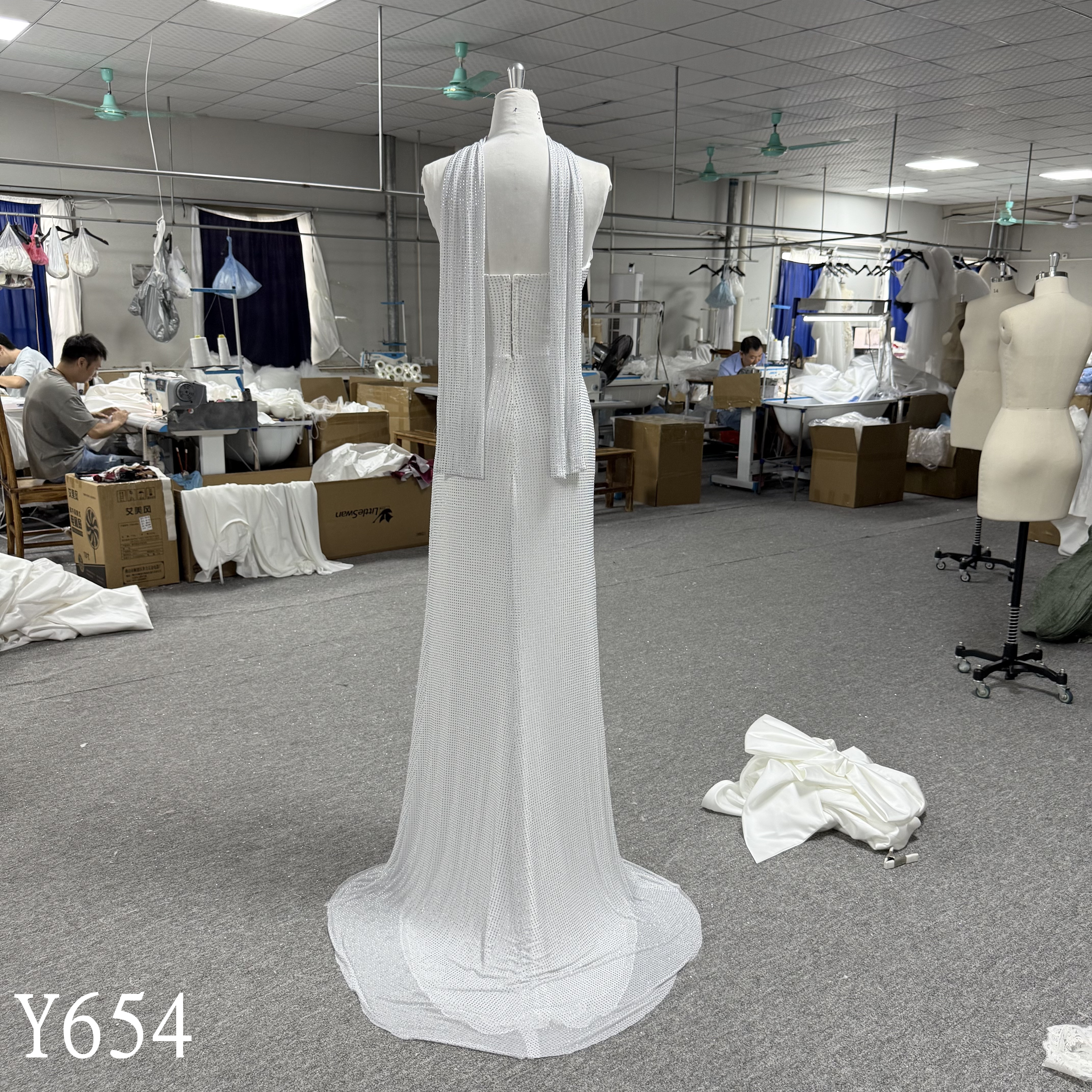 Y654 Guangzhou Factory Direct Sparkling Halter Evening Gown with Back Scarf