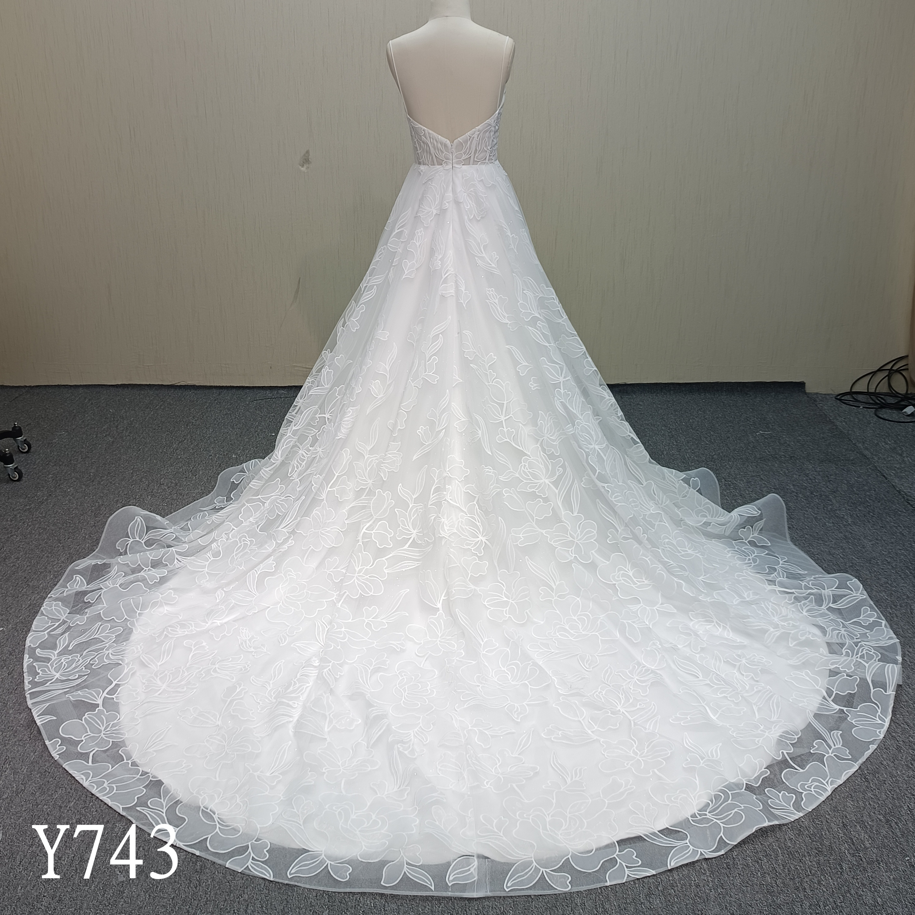 Y743 Exquisite Sheer Corset Top Organza Wedding Gown with Wide Sweeping Train