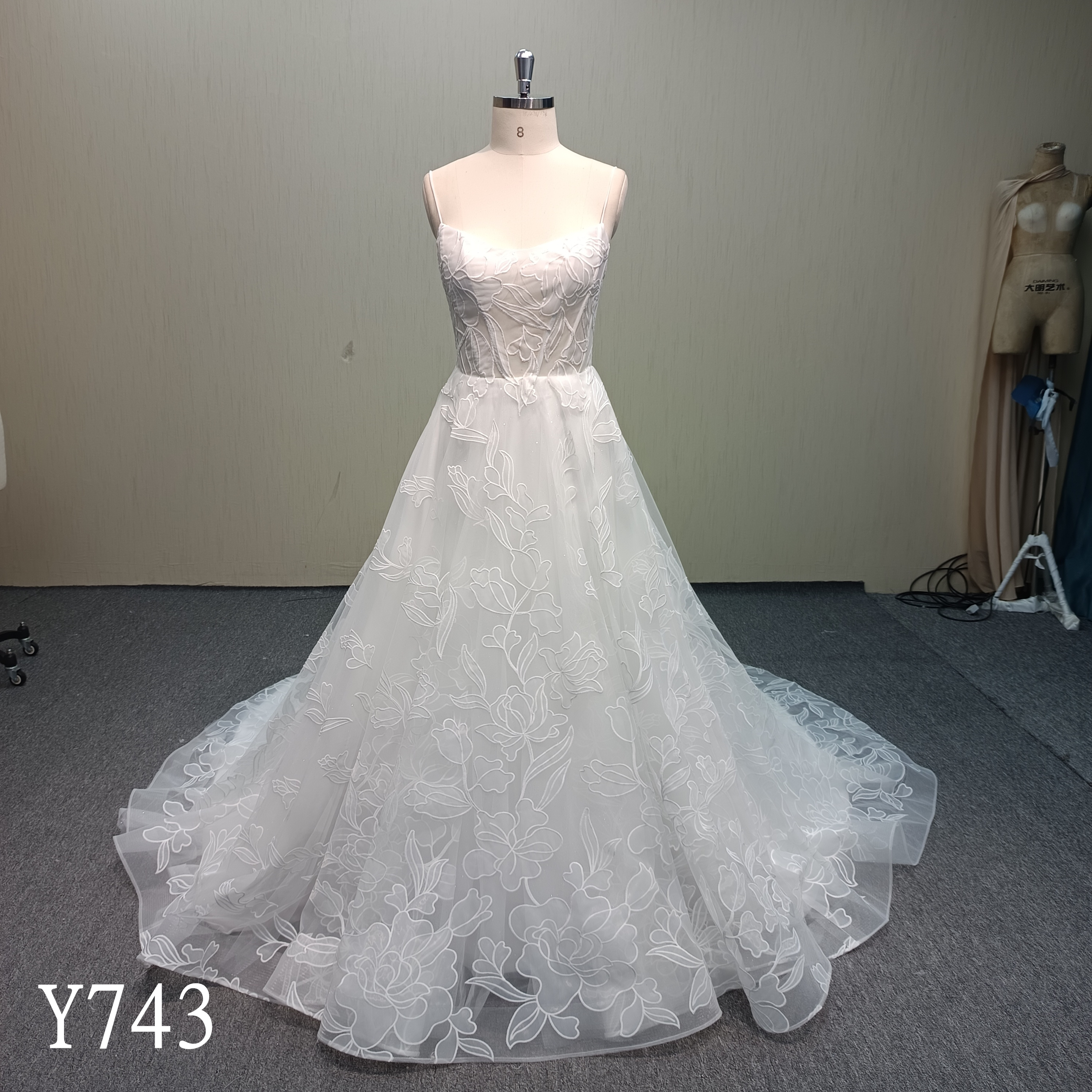 Y743 Exquisite Sheer Corset Top Organza Wedding Gown with Wide Sweeping Train