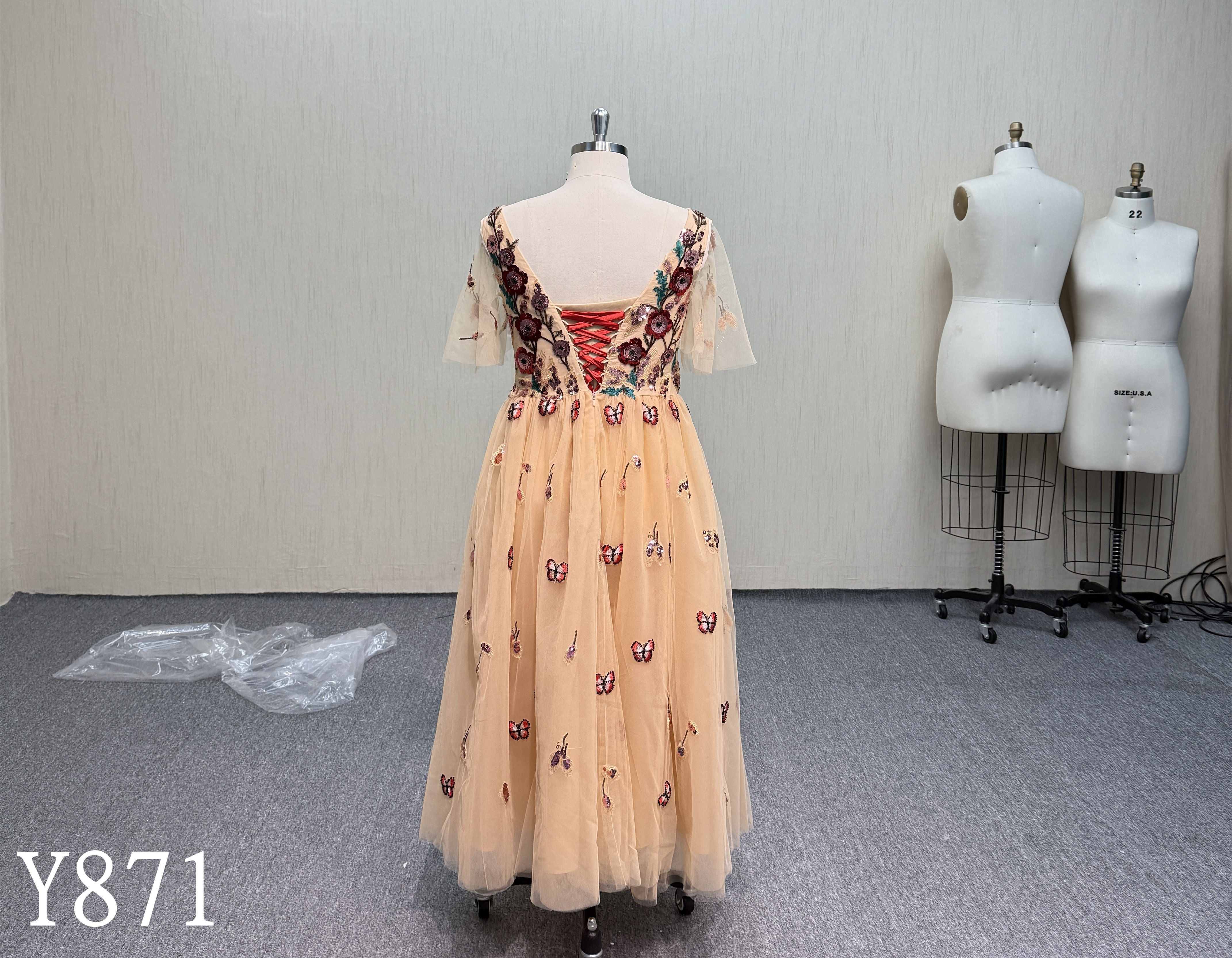 Y871  Elegant Lace-Up Back Dress with Colorful Floral Embroidery.