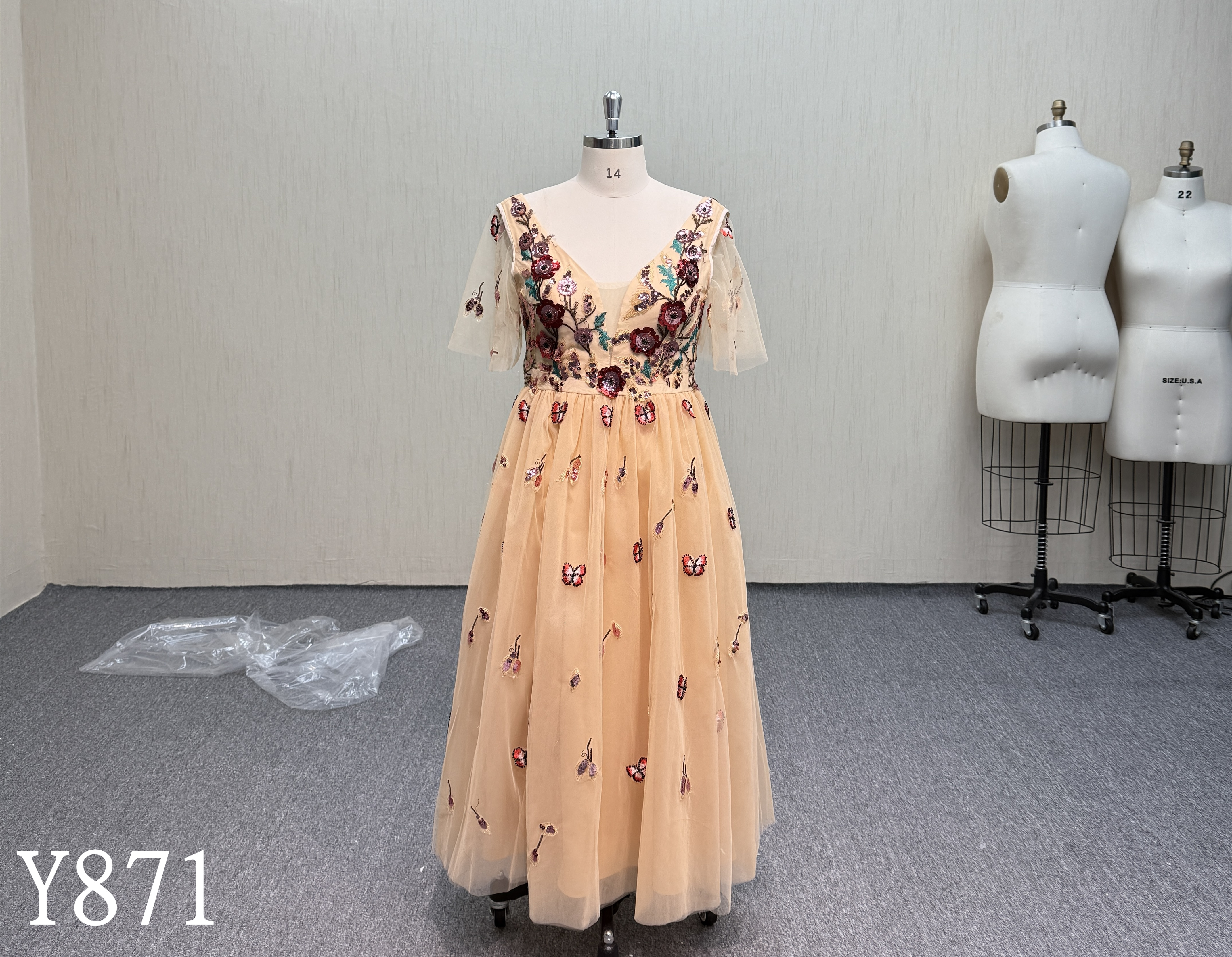 Y871  Elegant Lace-Up Back Dress with Colorful Floral Embroidery.