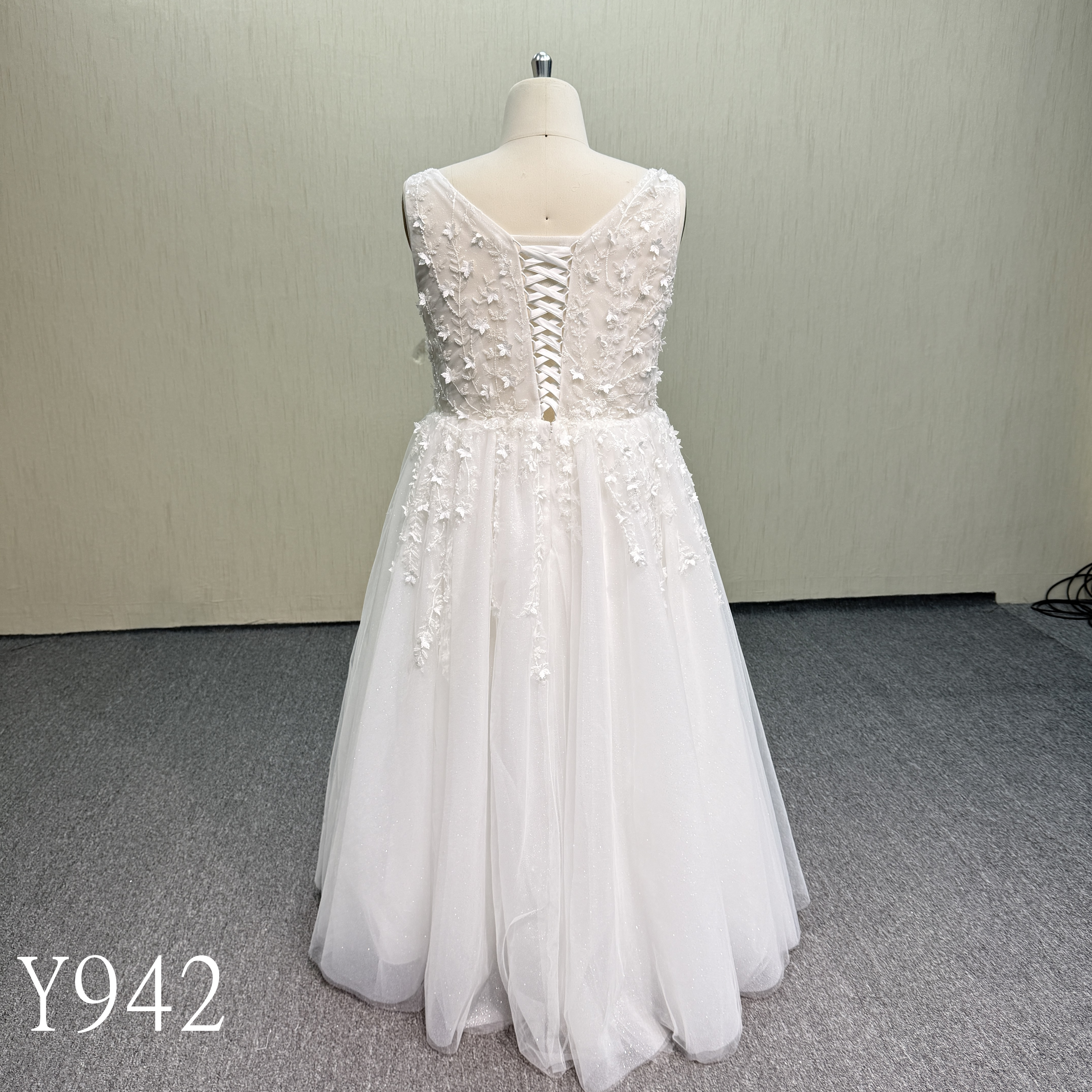 Y942 Elegant Plus Size 3D Floral Lace Wedding Dress.