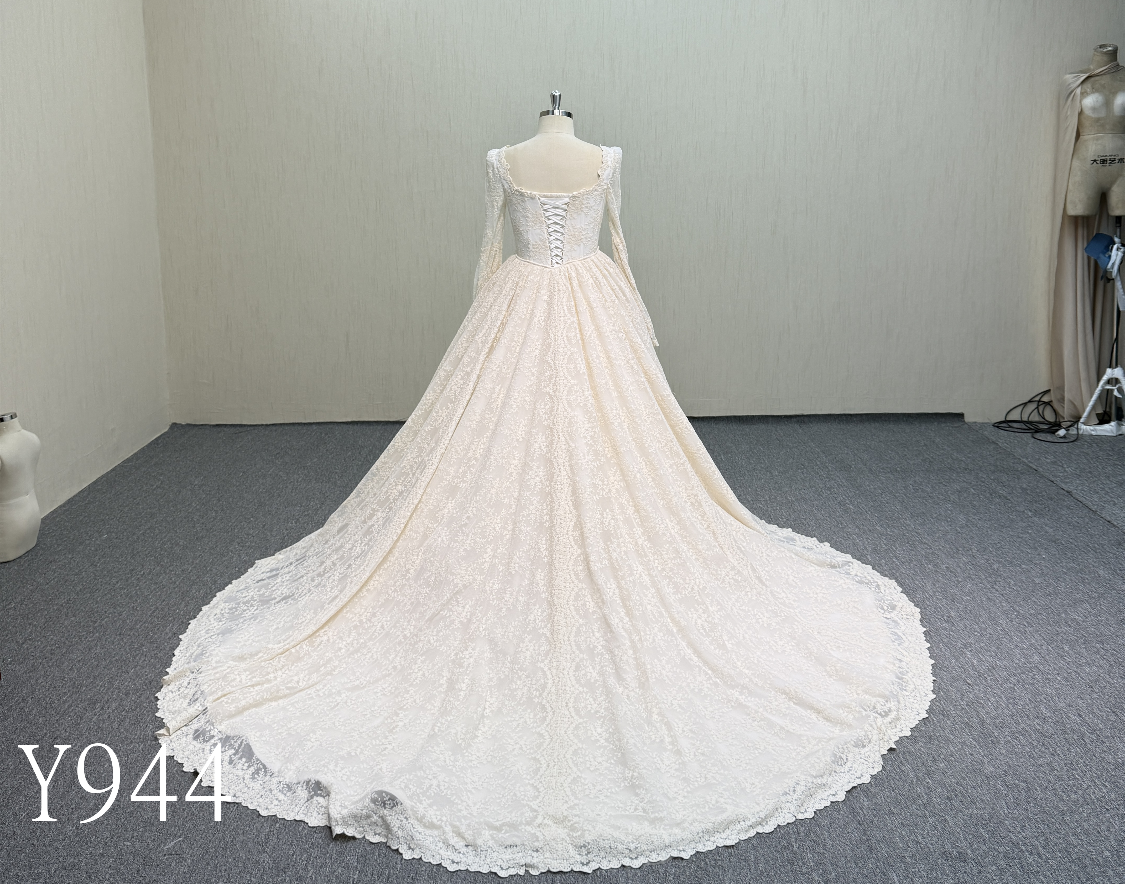 Y944 Vintage Romantic Two-Piece Lace Wedding Gown.