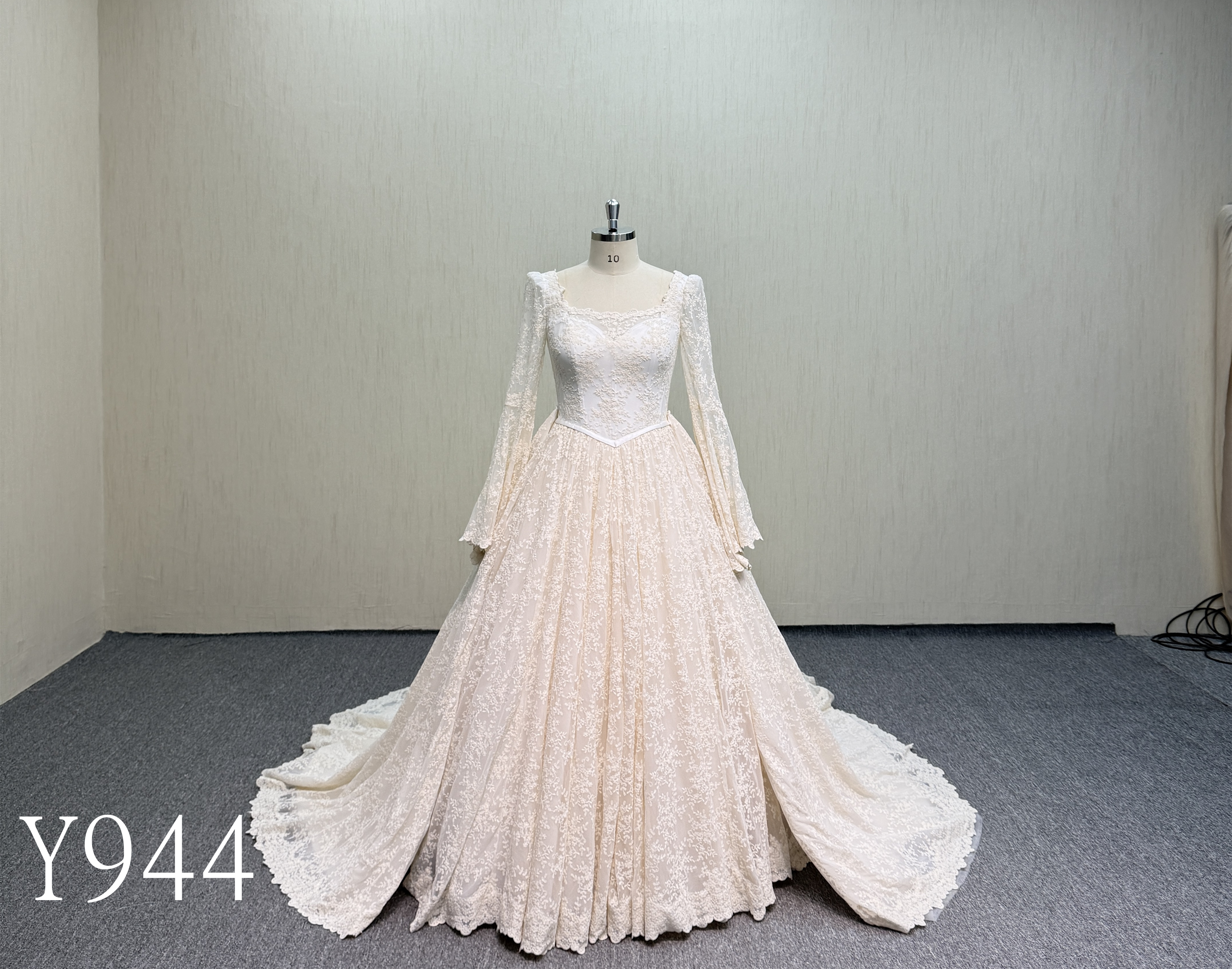 Y944 Vintage Romantic Two-Piece Lace Wedding Gown.