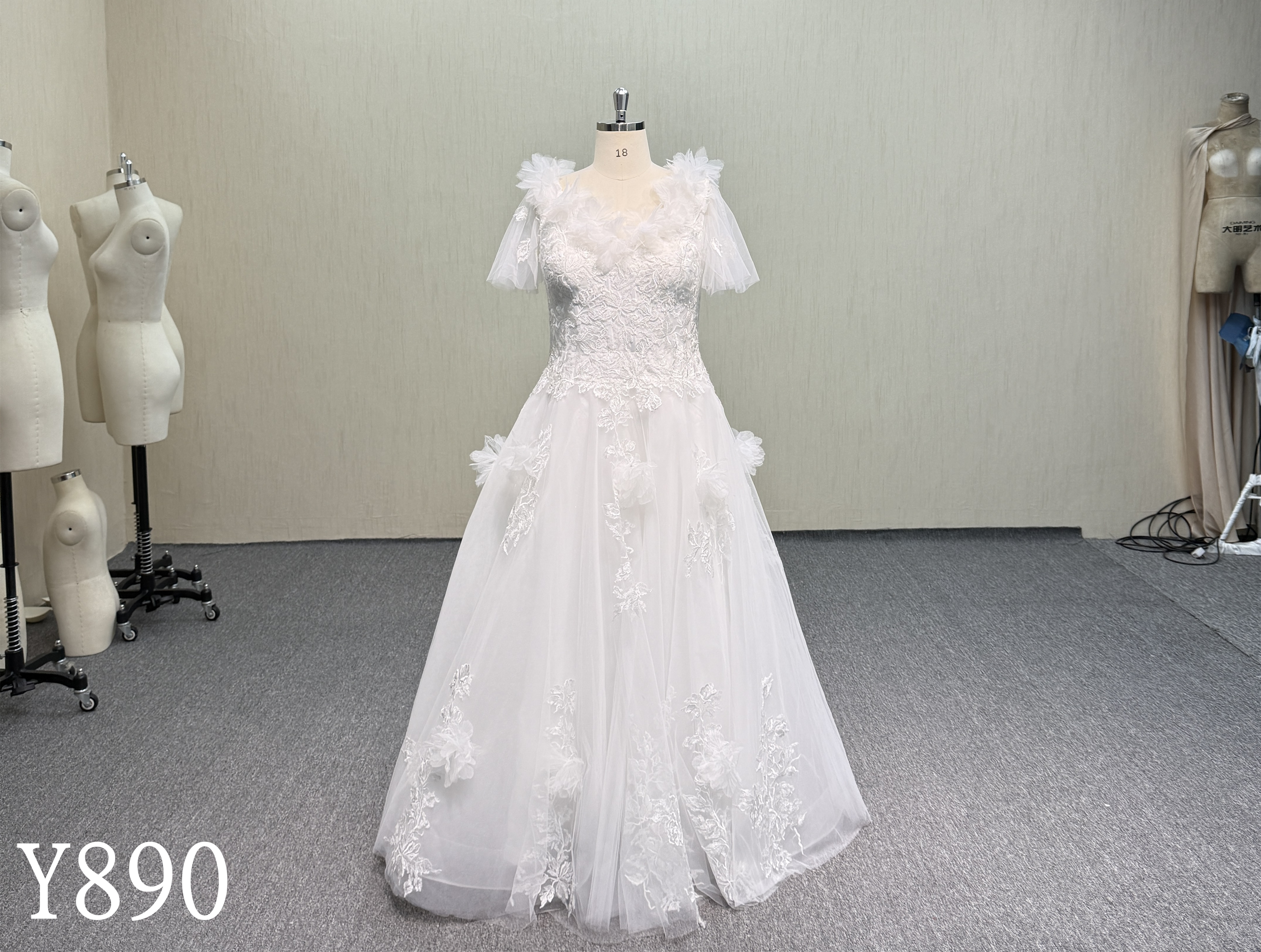 Y890 Chic V-Neck Sheer Sleeve Wedding Dress with 3D Lace Details.