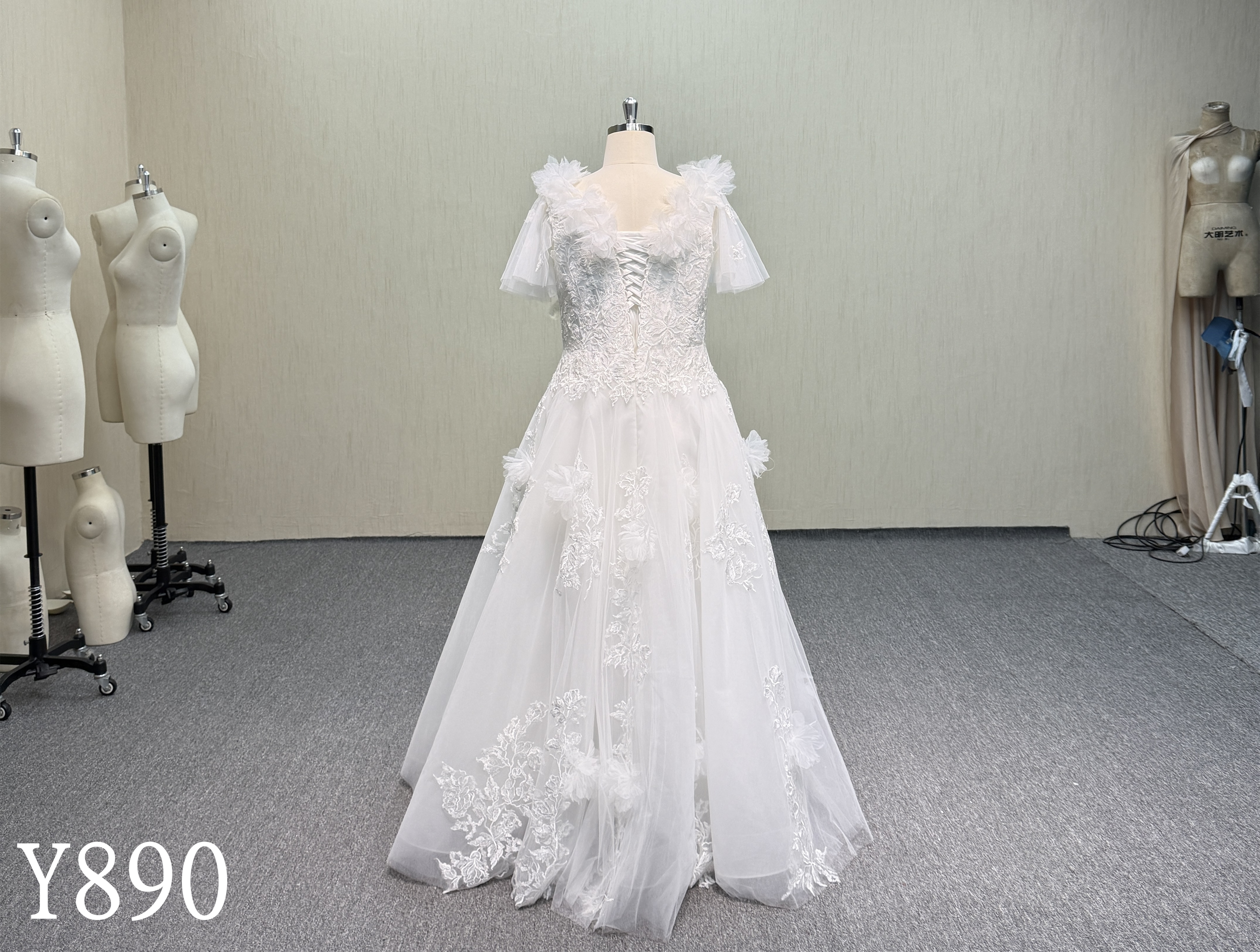 Y890 Chic V-Neck Sheer Sleeve Wedding Dress with 3D Lace Details.