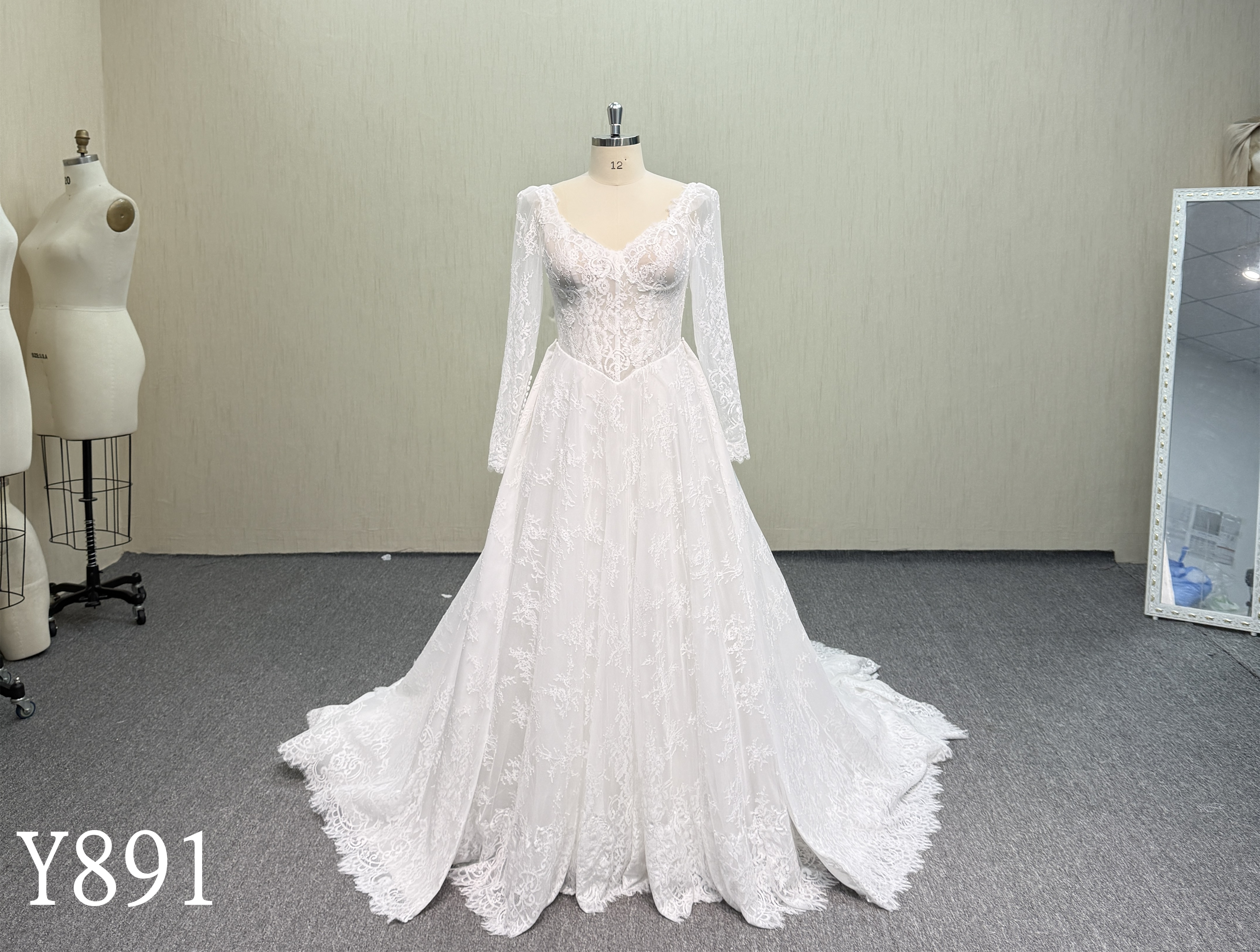 Y891 Romantic Long Sleeve Chantilly Lace A-Line Wedding Dress.